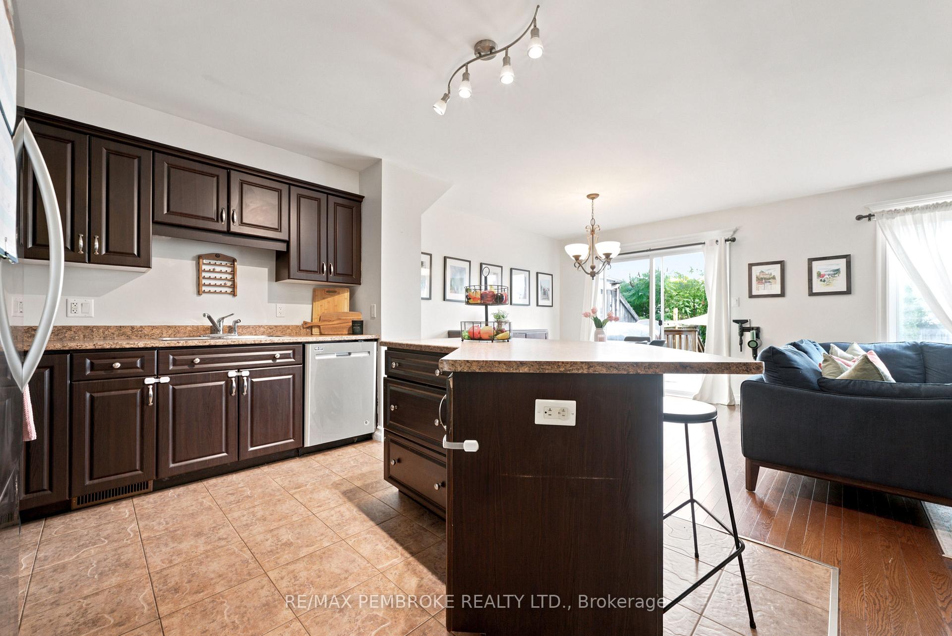 Photo 8 of 3003 Sandstone Crescent, Petawawa, Petawawa — HOMEH
