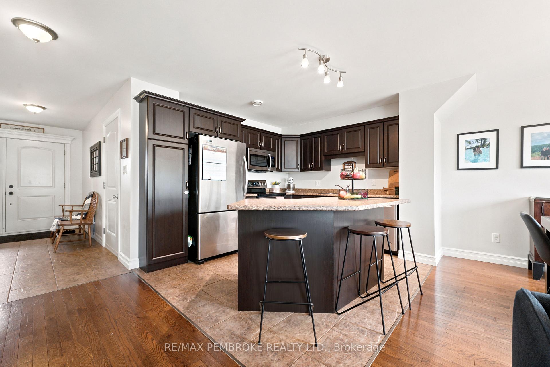 Photo 7 of 3003 Sandstone Crescent, Petawawa, Petawawa — HOMEH