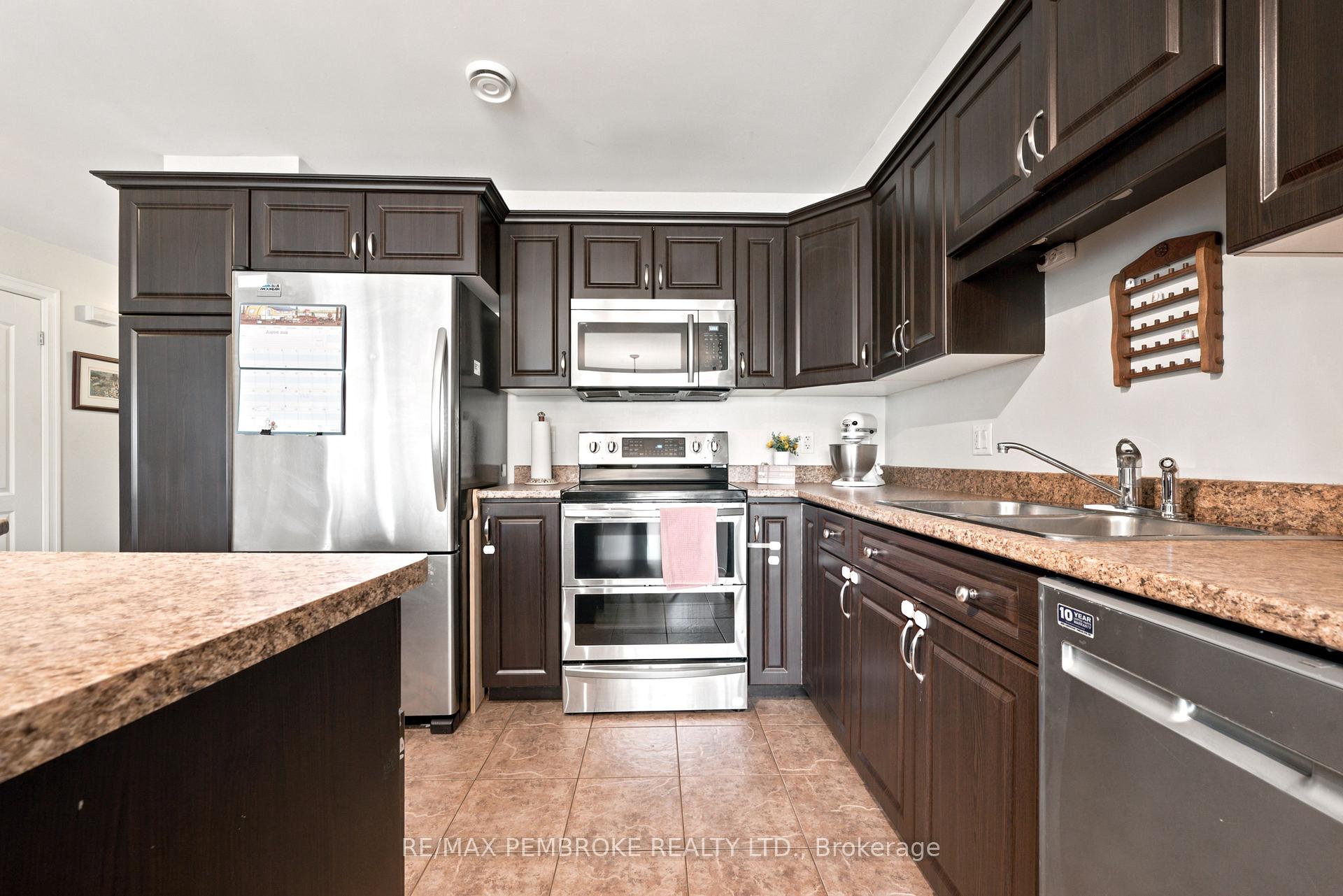 Photo 9 of 3003 Sandstone Crescent, Petawawa, Petawawa — HOMEH