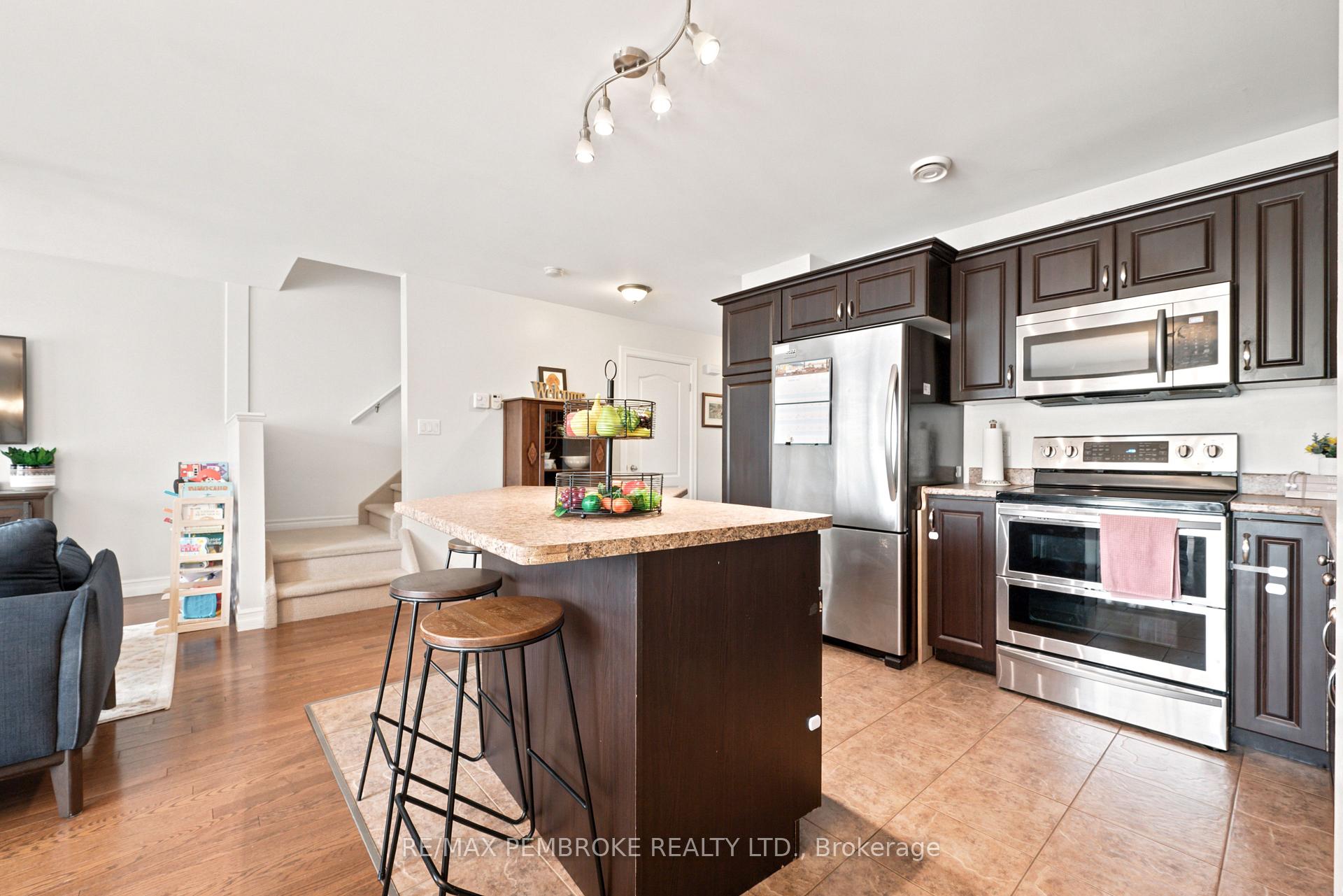 Photo 11 of 3003 Sandstone Crescent, Petawawa, Petawawa — HOMEH