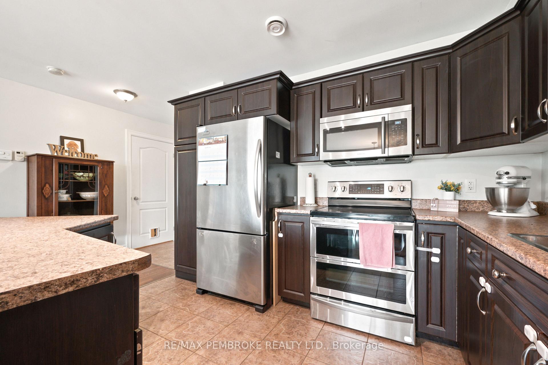 Photo 12 of 3003 Sandstone Crescent, Petawawa, Petawawa — HOMEH
