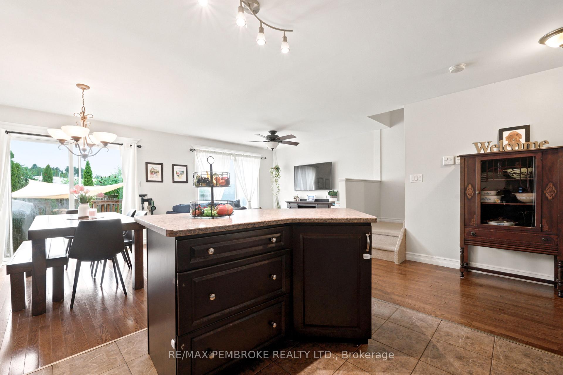 Photo 13 of 3003 Sandstone Crescent, Petawawa, Petawawa — HOMEH