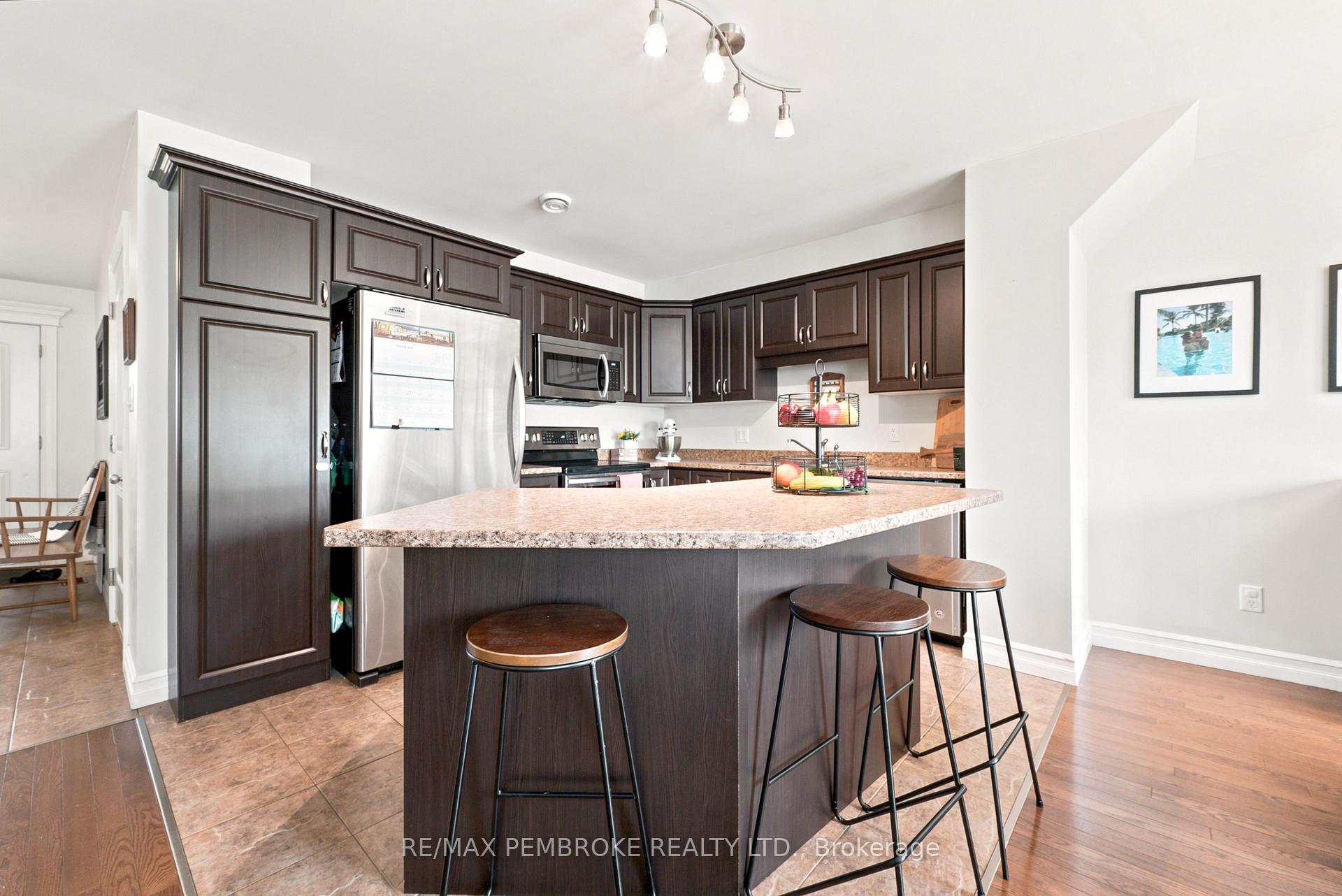Photo 14 of 3003 Sandstone Crescent, Petawawa, Petawawa — HOMEH