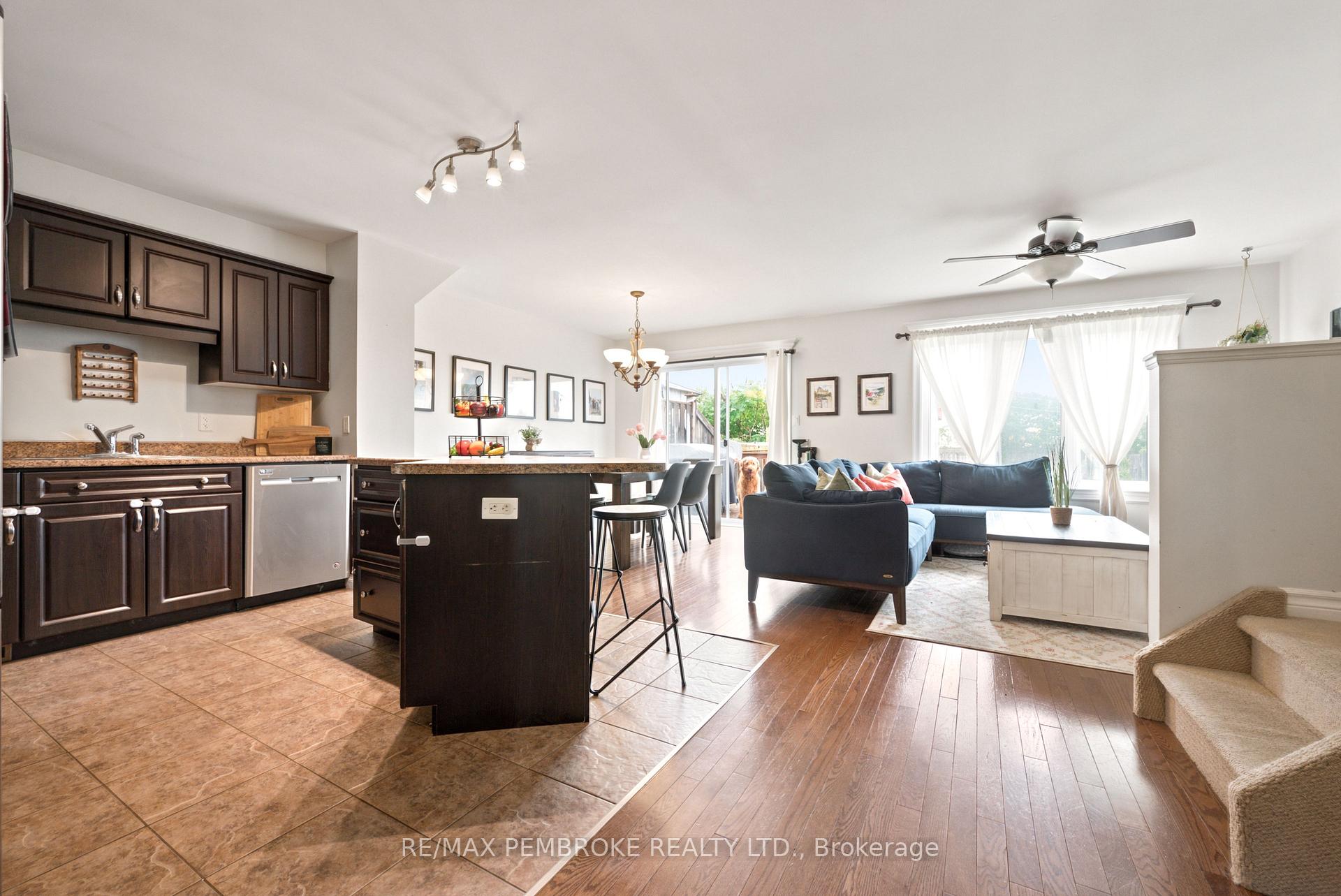 Photo 17 of 3003 Sandstone Crescent, Petawawa, Petawawa — HOMEH