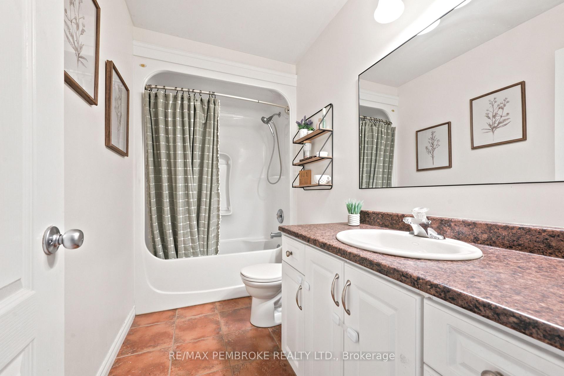 Photo 25 of 3003 Sandstone Crescent, Petawawa, Petawawa — HOMEH