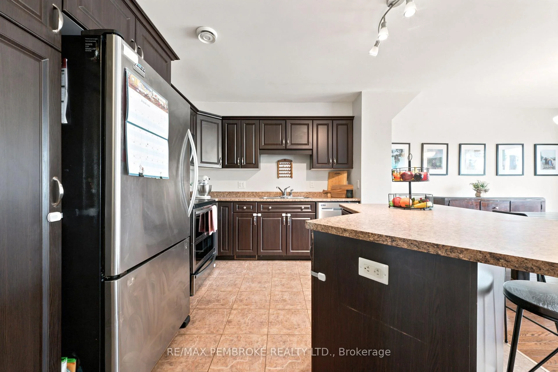 Photo 15 of 3003 Sandstone Crescent, Petawawa, Petawawa — HOMEH