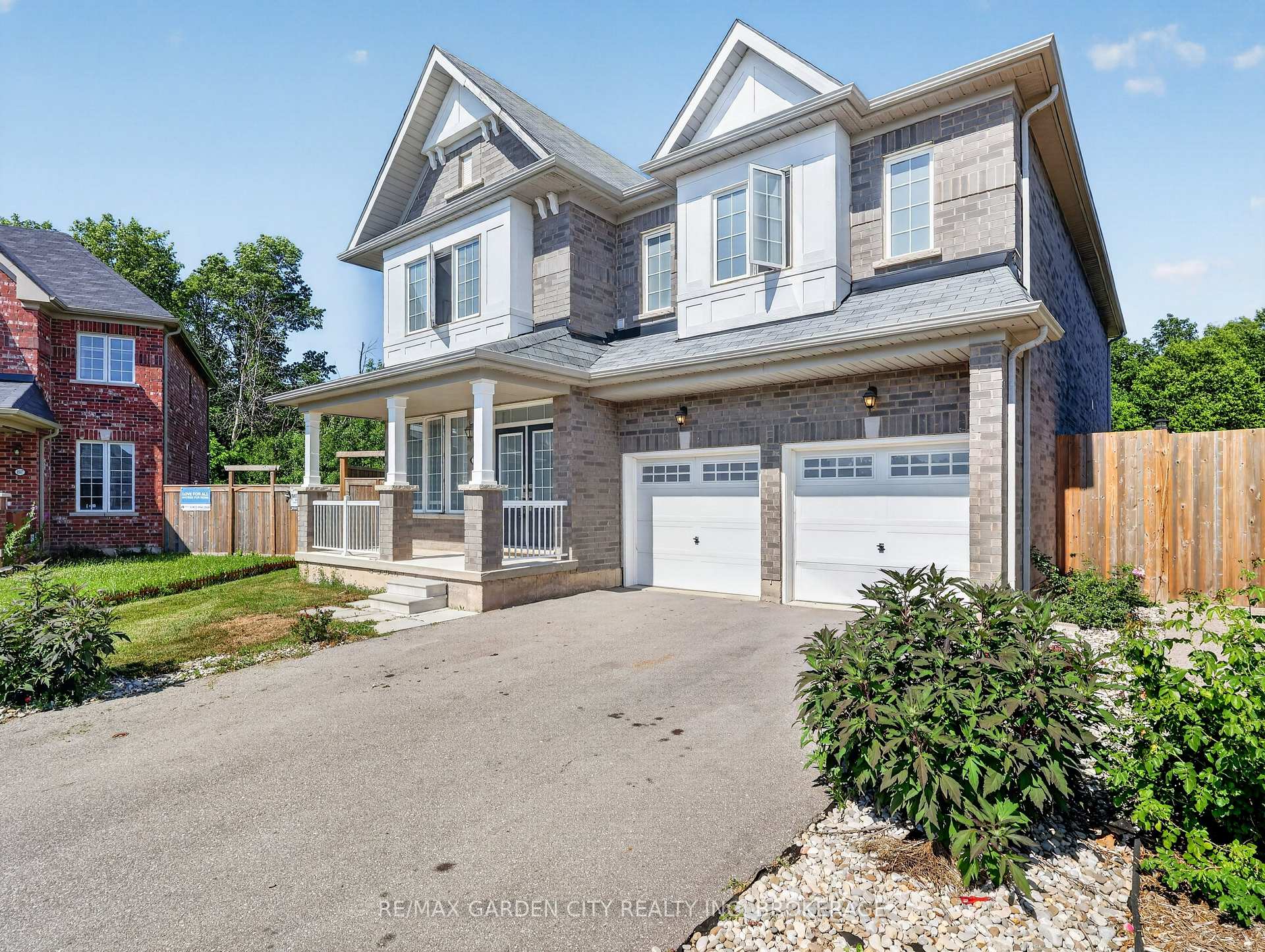 Photo 2 of 7568 Tupelo Crescent, Niagara Falls, Brown — HOMEH