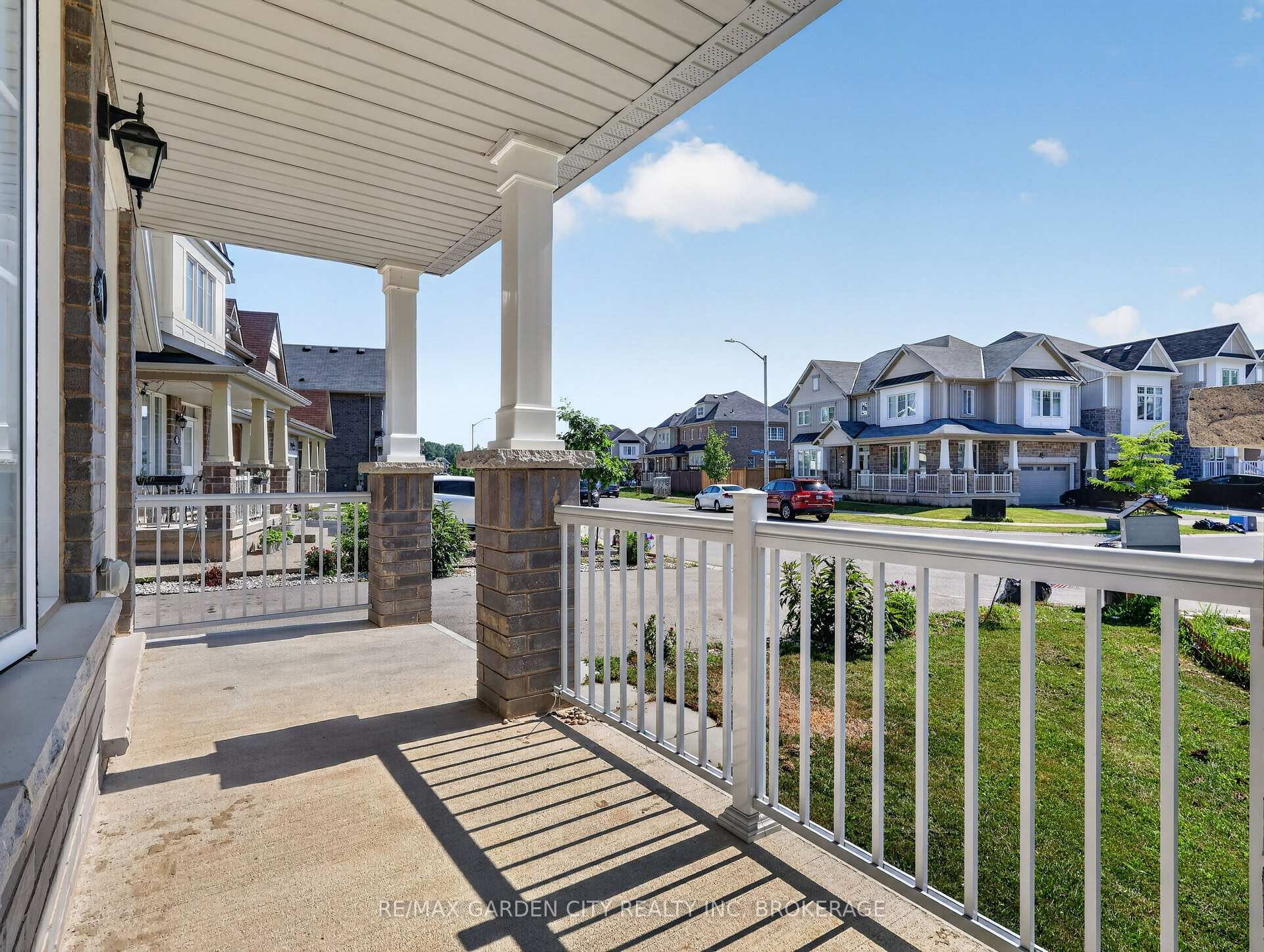 Photo 3 of 7568 Tupelo Crescent, Niagara Falls, Brown — HOMEH