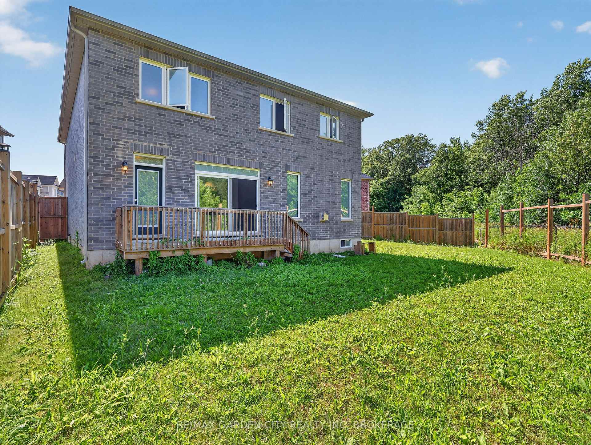 Photo 4 of 7568 Tupelo Crescent, Niagara Falls, Brown — HOMEH