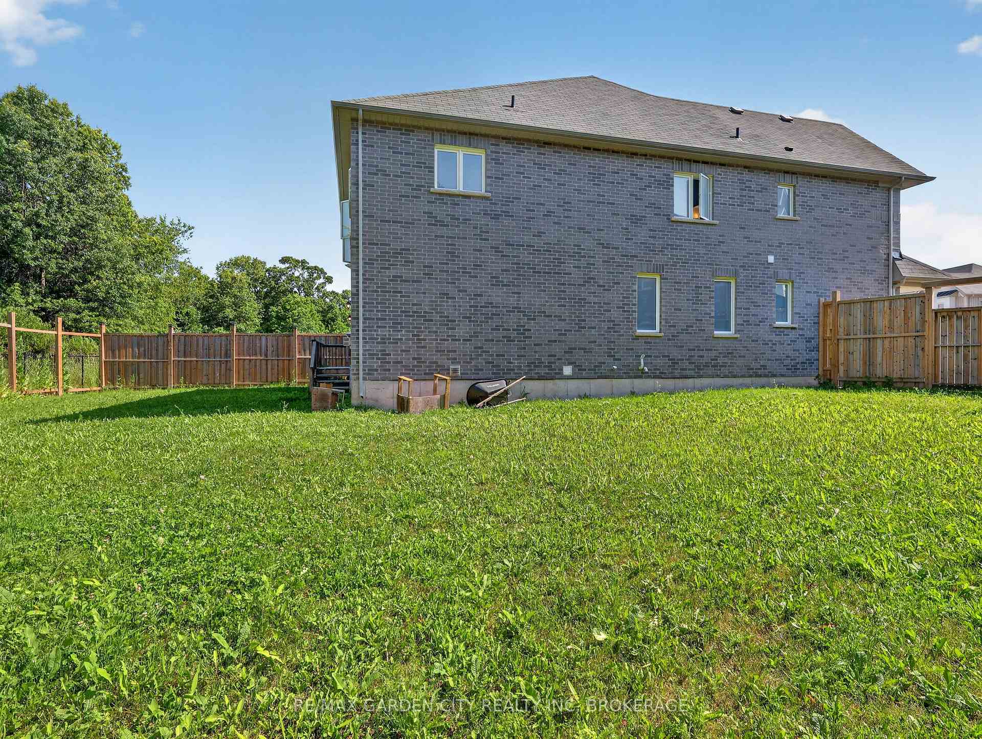 Photo 5 of 7568 Tupelo Crescent, Niagara Falls, Brown — HOMEH