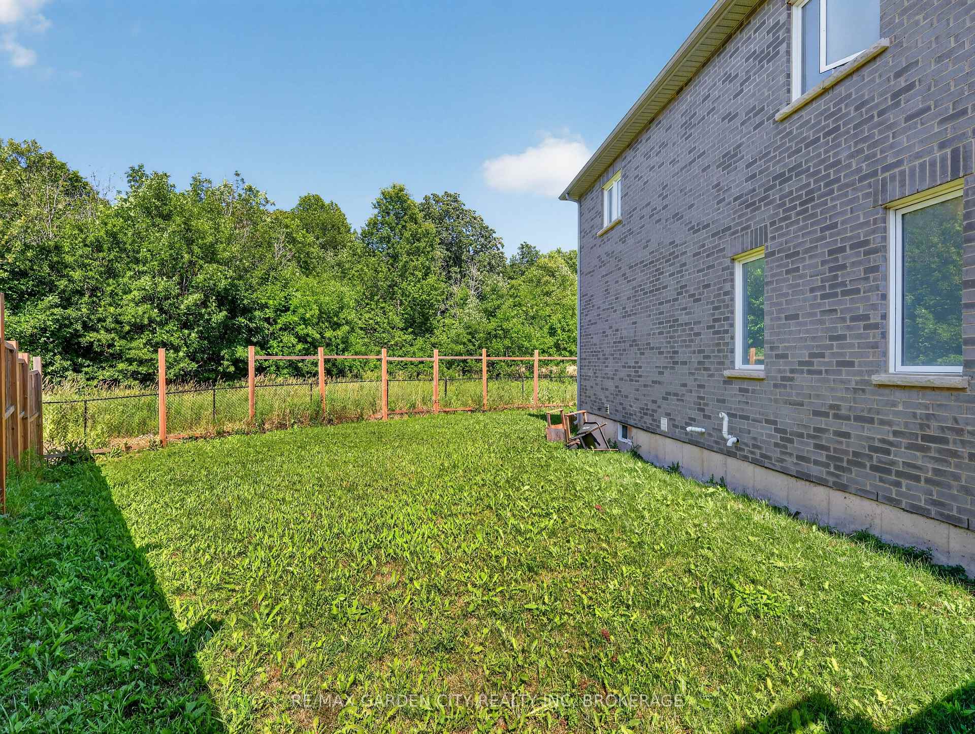 Photo 6 of 7568 Tupelo Crescent, Niagara Falls, Brown — HOMEH