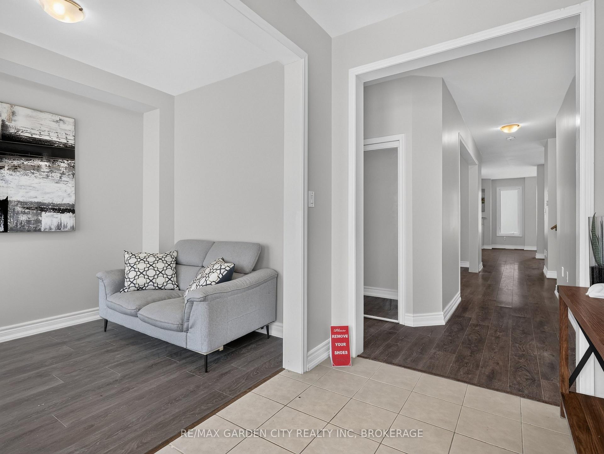 Photo 8 of 7568 Tupelo Crescent, Niagara Falls, Brown — HOMEH