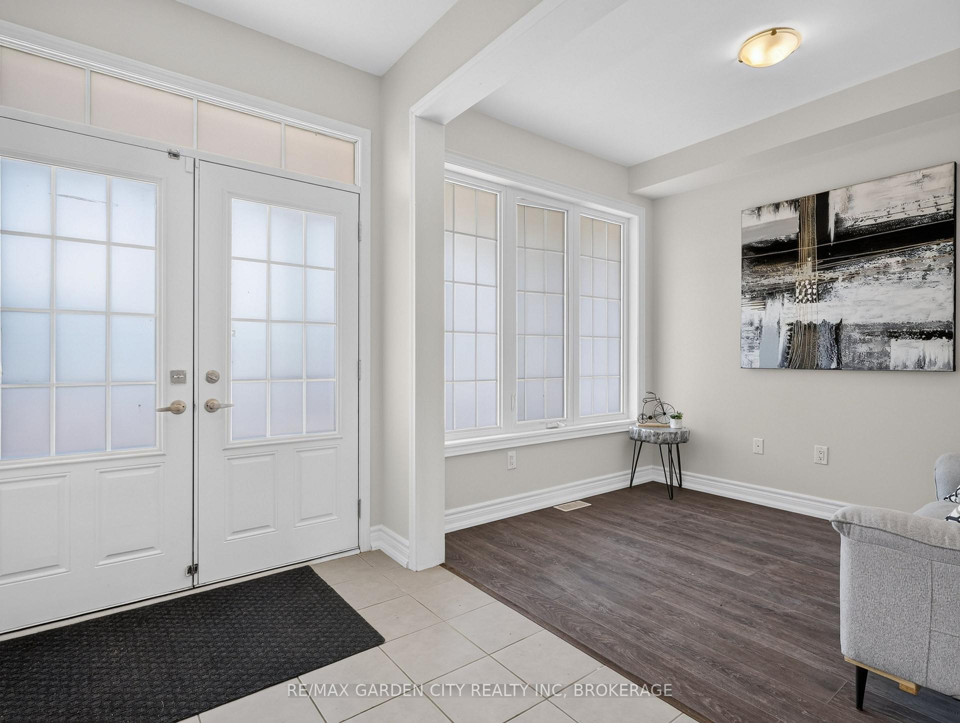 Photo 9 of 7568 Tupelo Crescent, Niagara Falls, Brown — HOMEH