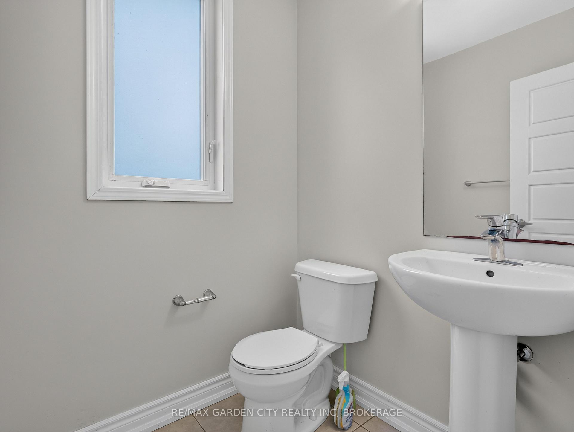 Photo 11 of 7568 Tupelo Crescent, Niagara Falls, Brown — HOMEH