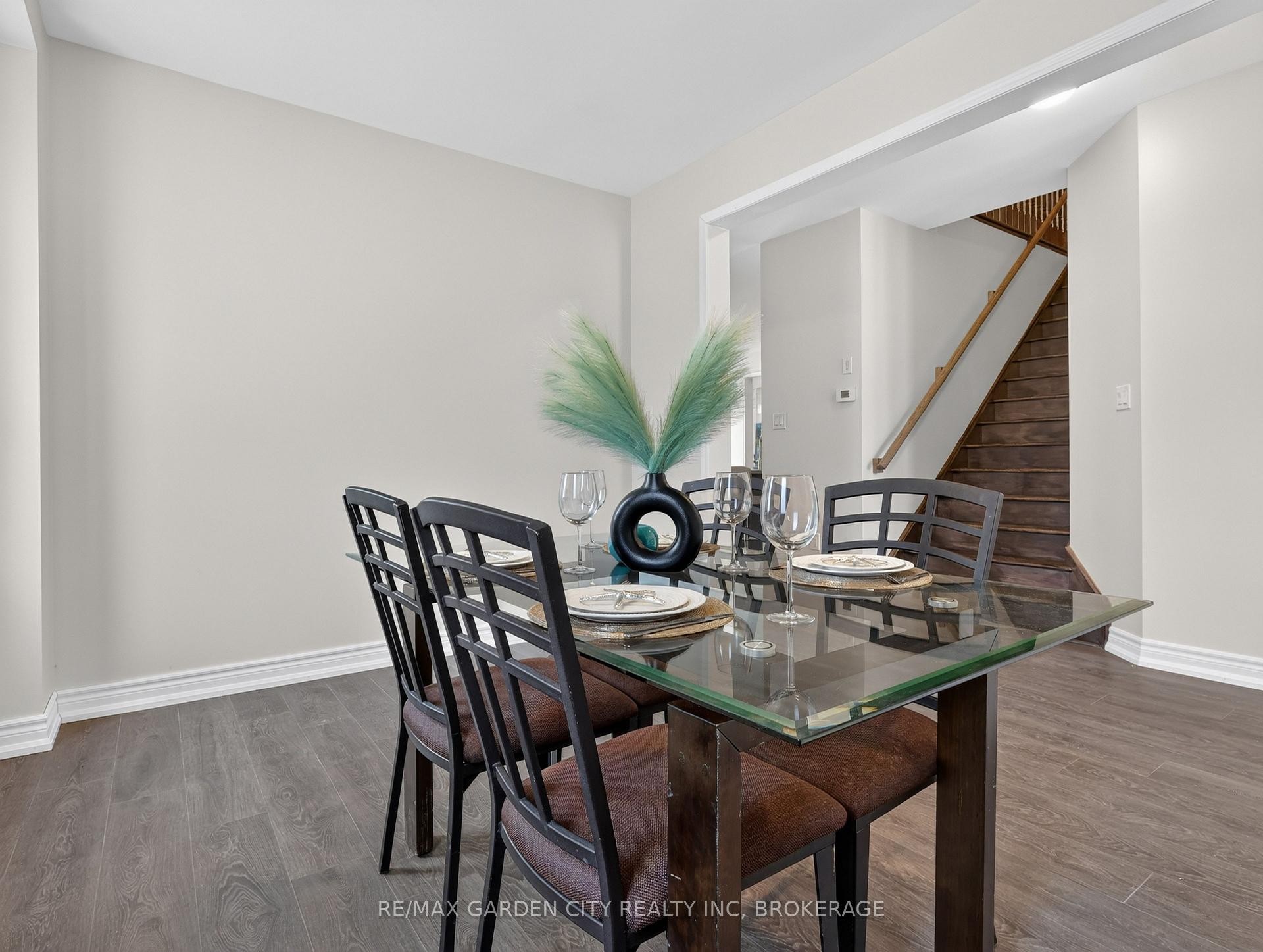 Photo 13 of 7568 Tupelo Crescent, Niagara Falls, Brown — HOMEH