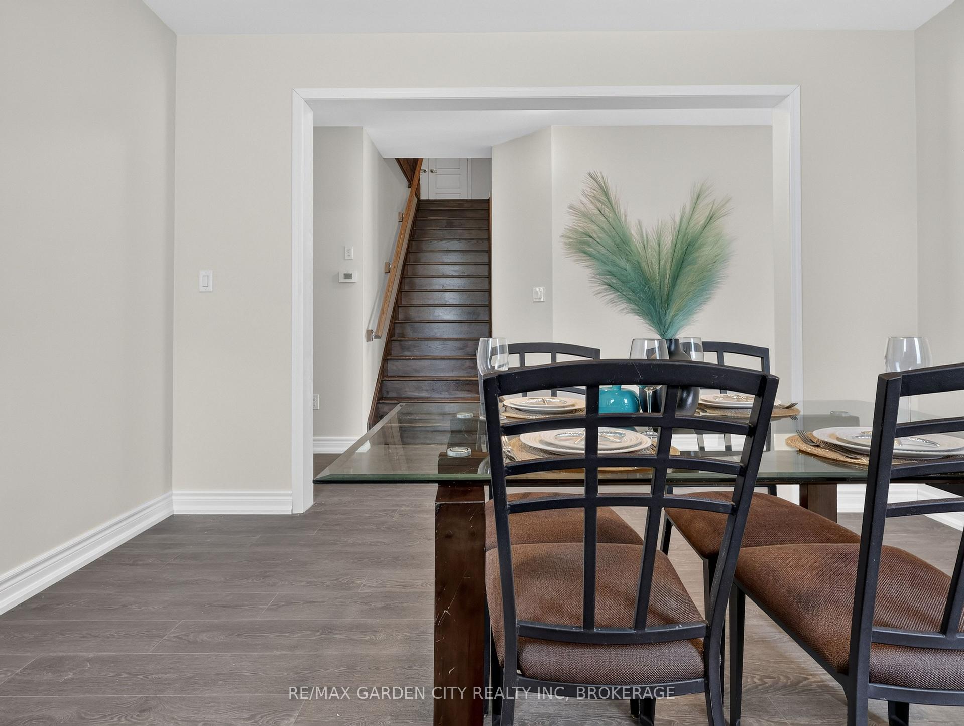 Photo 14 of 7568 Tupelo Crescent, Niagara Falls, Brown — HOMEH