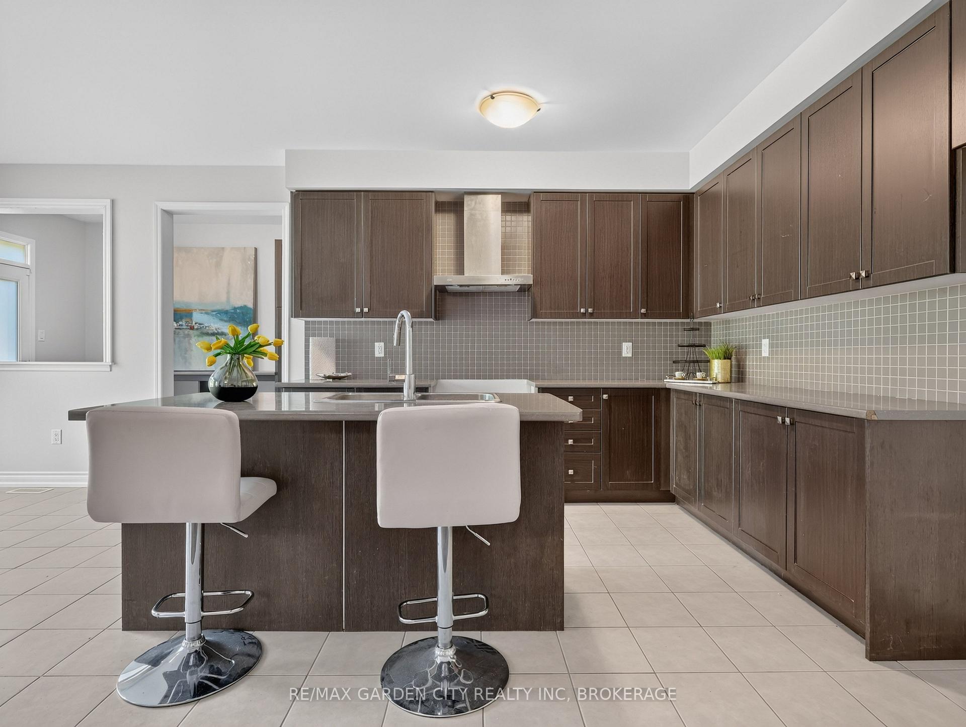 Photo 17 of 7568 Tupelo Crescent, Niagara Falls, Brown — HOMEH