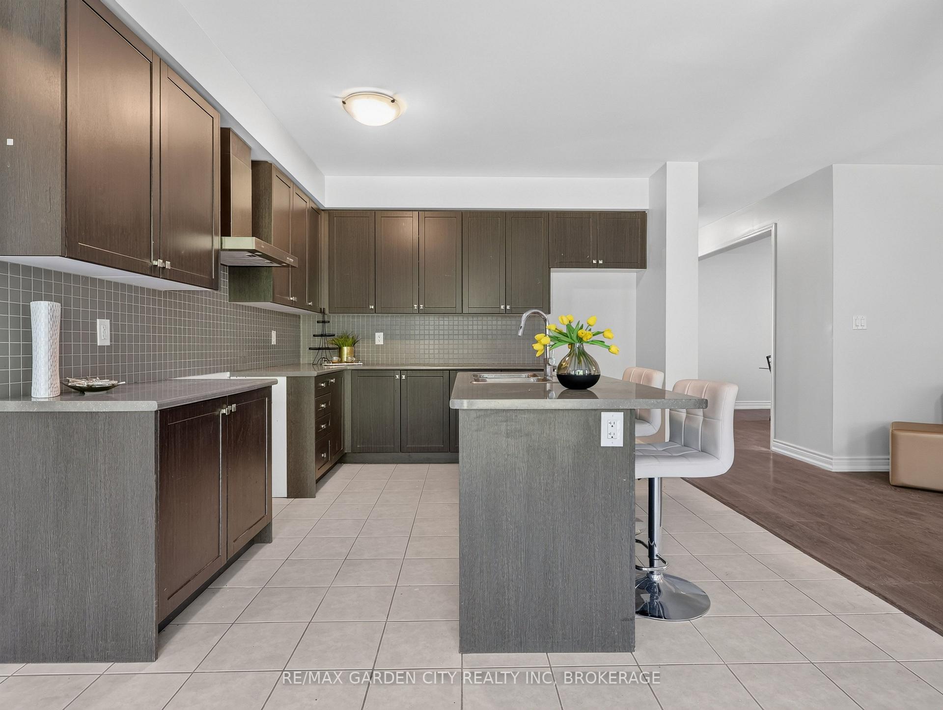 Photo 18 of 7568 Tupelo Crescent, Niagara Falls, Brown — HOMEH