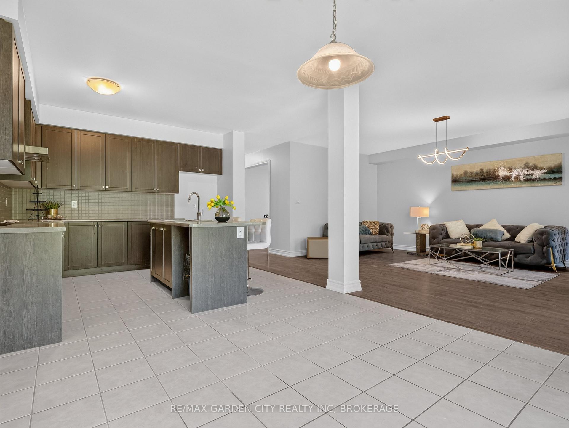 Photo 19 of 7568 Tupelo Crescent, Niagara Falls, Brown — HOMEH