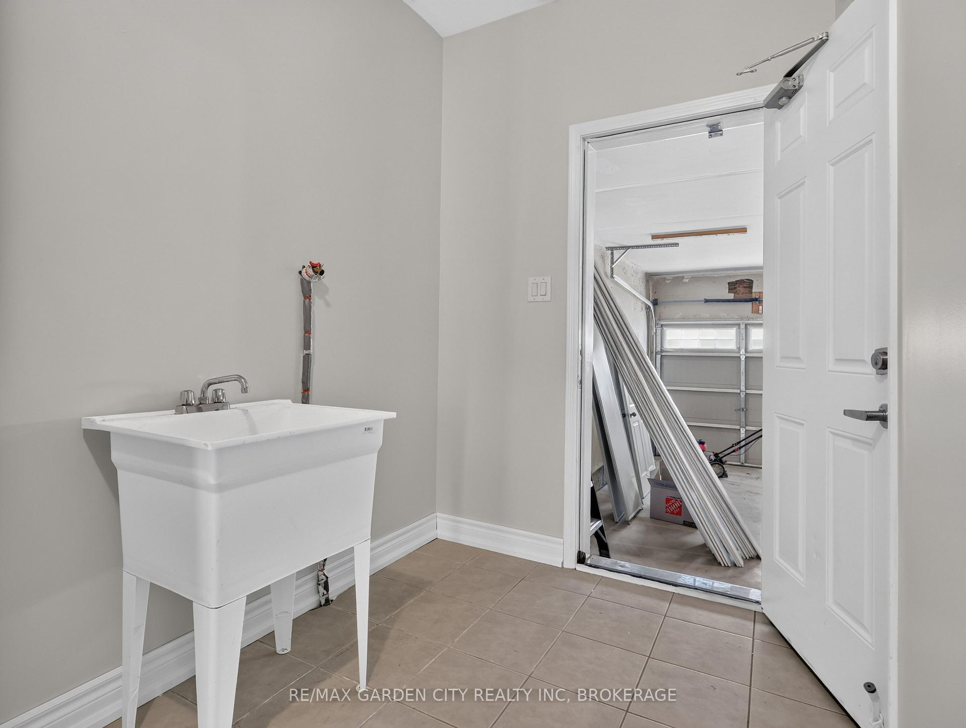 Photo 22 of 7568 Tupelo Crescent, Niagara Falls, Brown — HOMEH