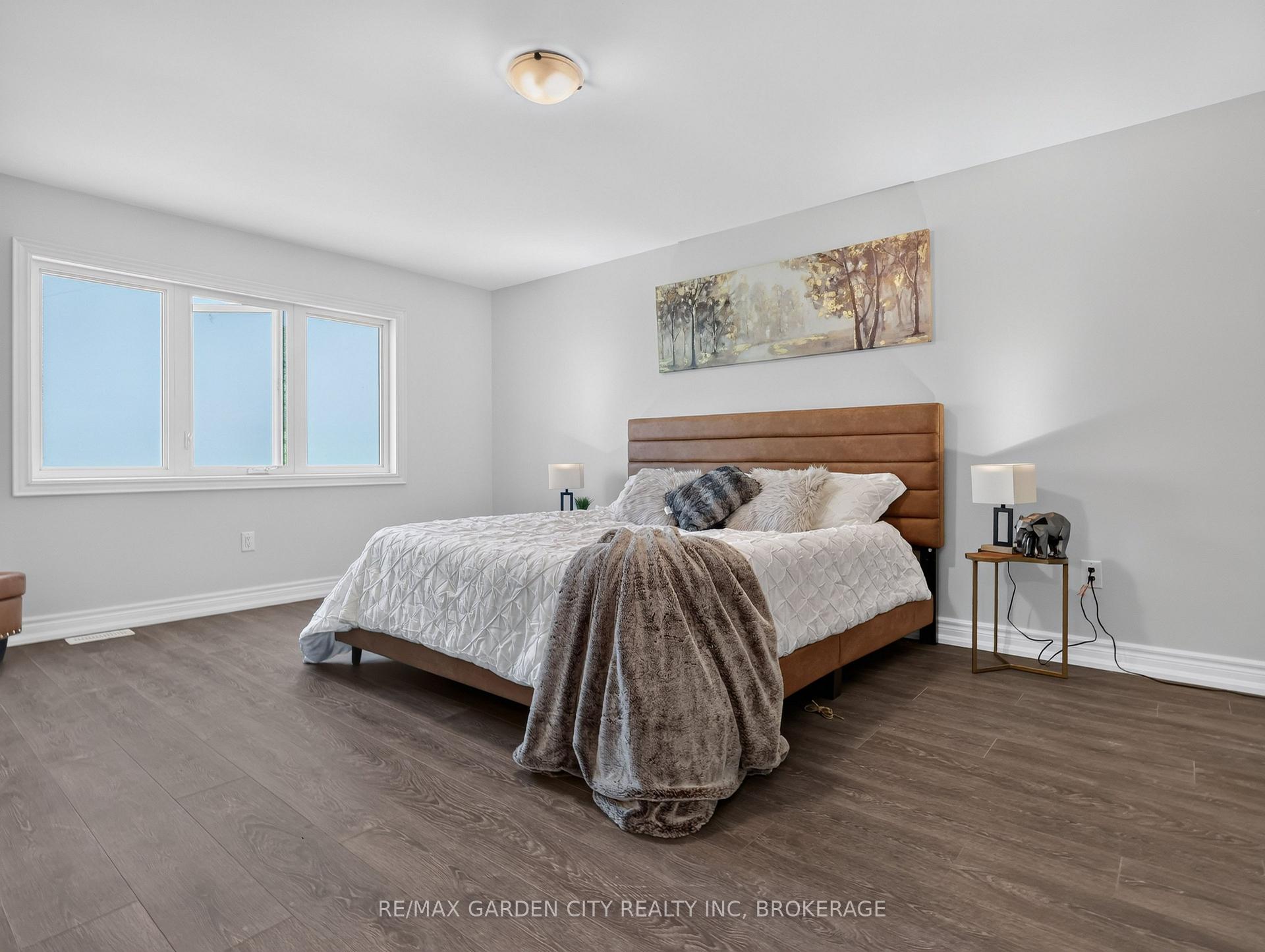 Photo 25 of 7568 Tupelo Crescent, Niagara Falls, Brown — HOMEH