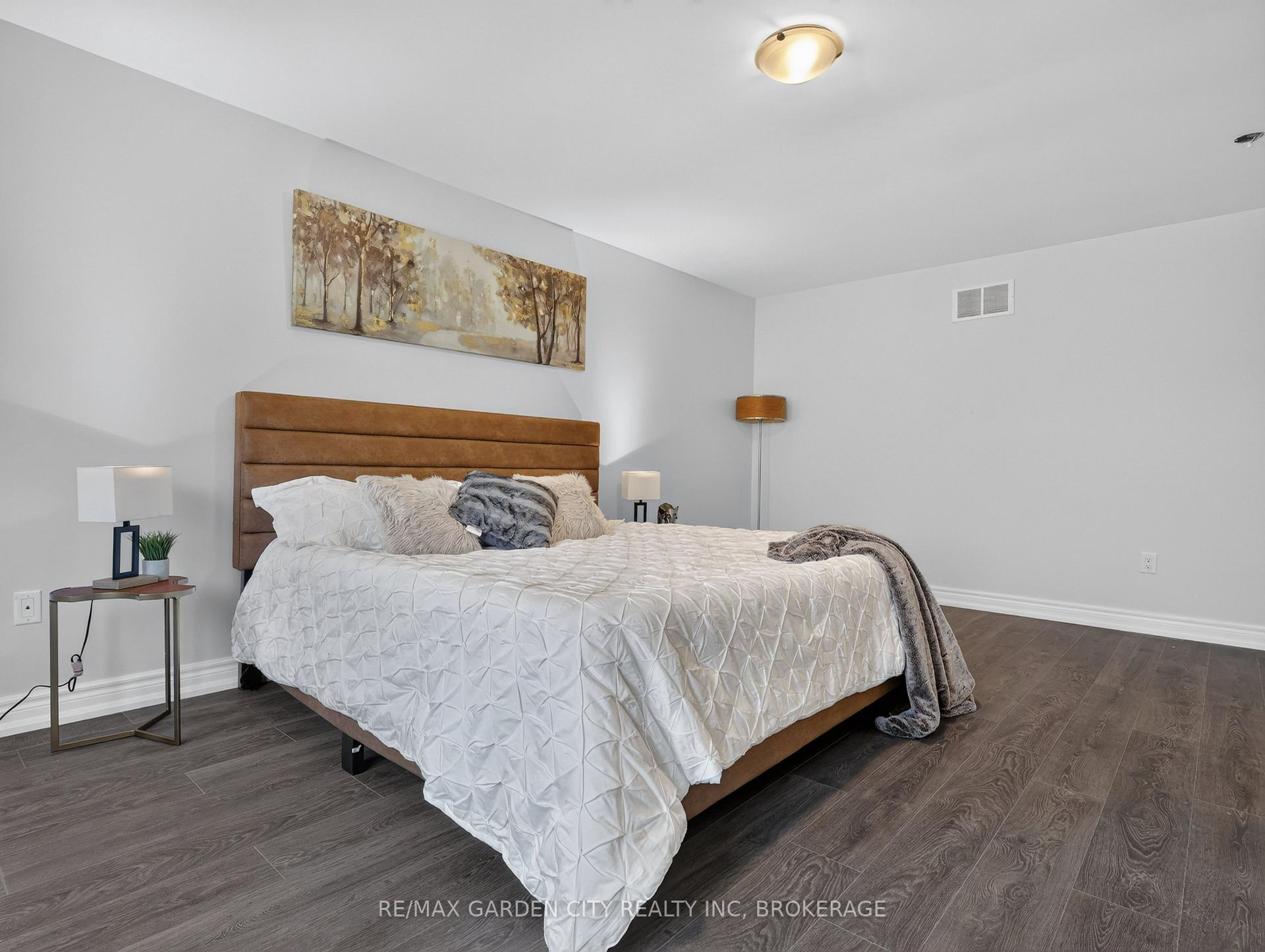 Photo 26 of 7568 Tupelo Crescent, Niagara Falls, Brown — HOMEH