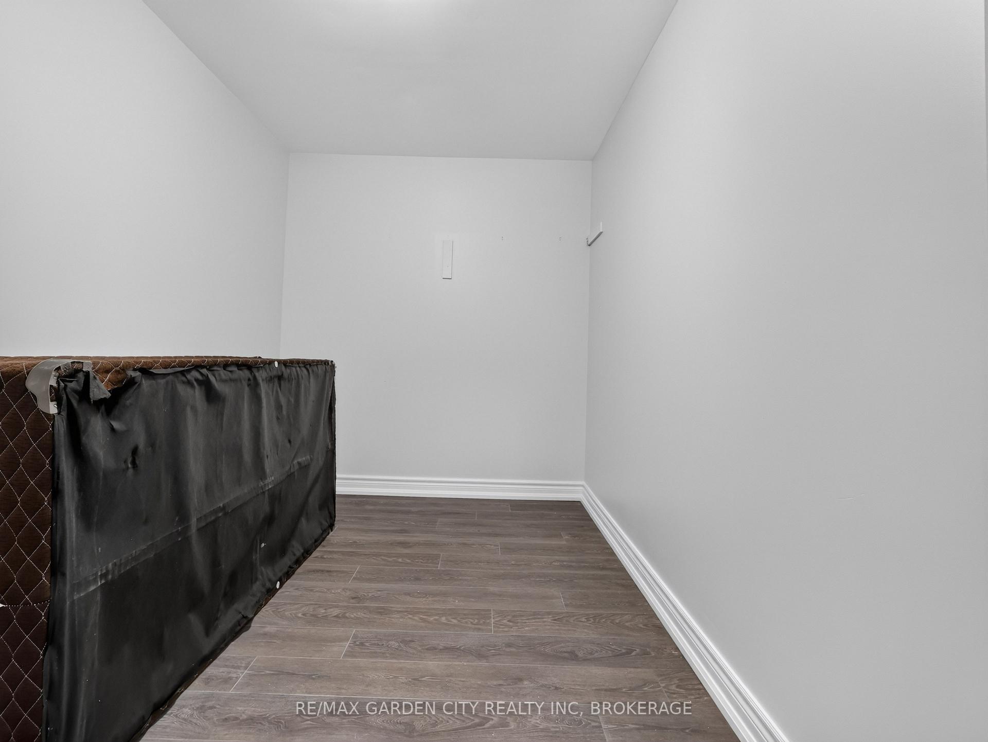 Photo 30 of 7568 Tupelo Crescent, Niagara Falls, Brown — HOMEH