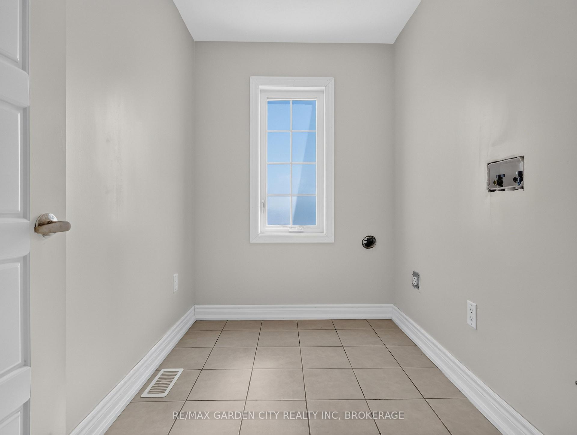 Photo 43 of 7568 Tupelo Crescent, Niagara Falls, Brown — HOMEH