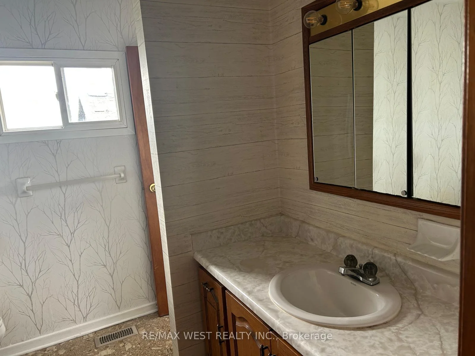 Photo 11 of 11850 Airport Road, Brampton, Vales of Castlemore — HOMEH