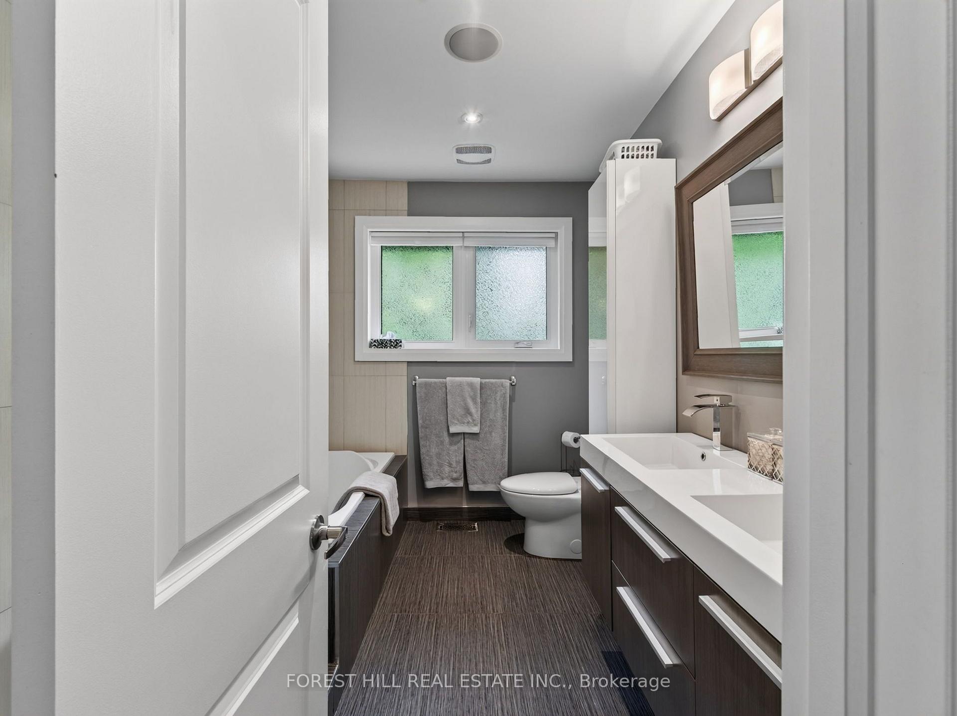 Photo 17 of 34 Mitre Place, Etobicoke, Kingsview Village-The Westway — HOMEH