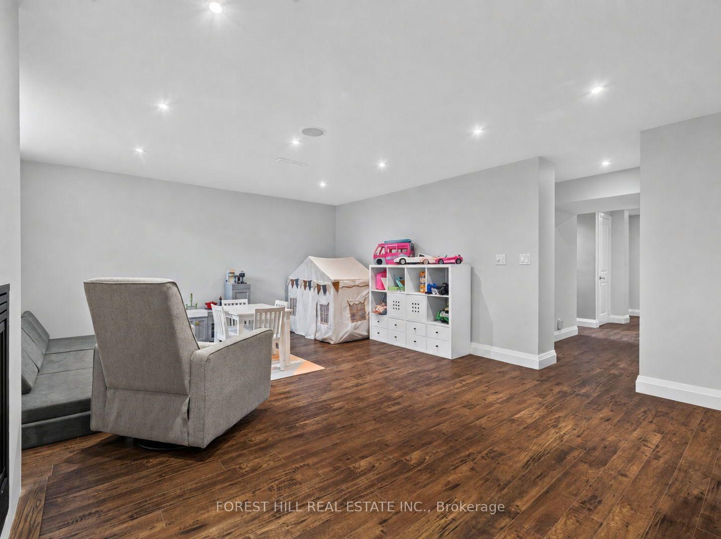 Photo 22 of 34 Mitre Place, Etobicoke, Kingsview Village-The Westway — HOMEH