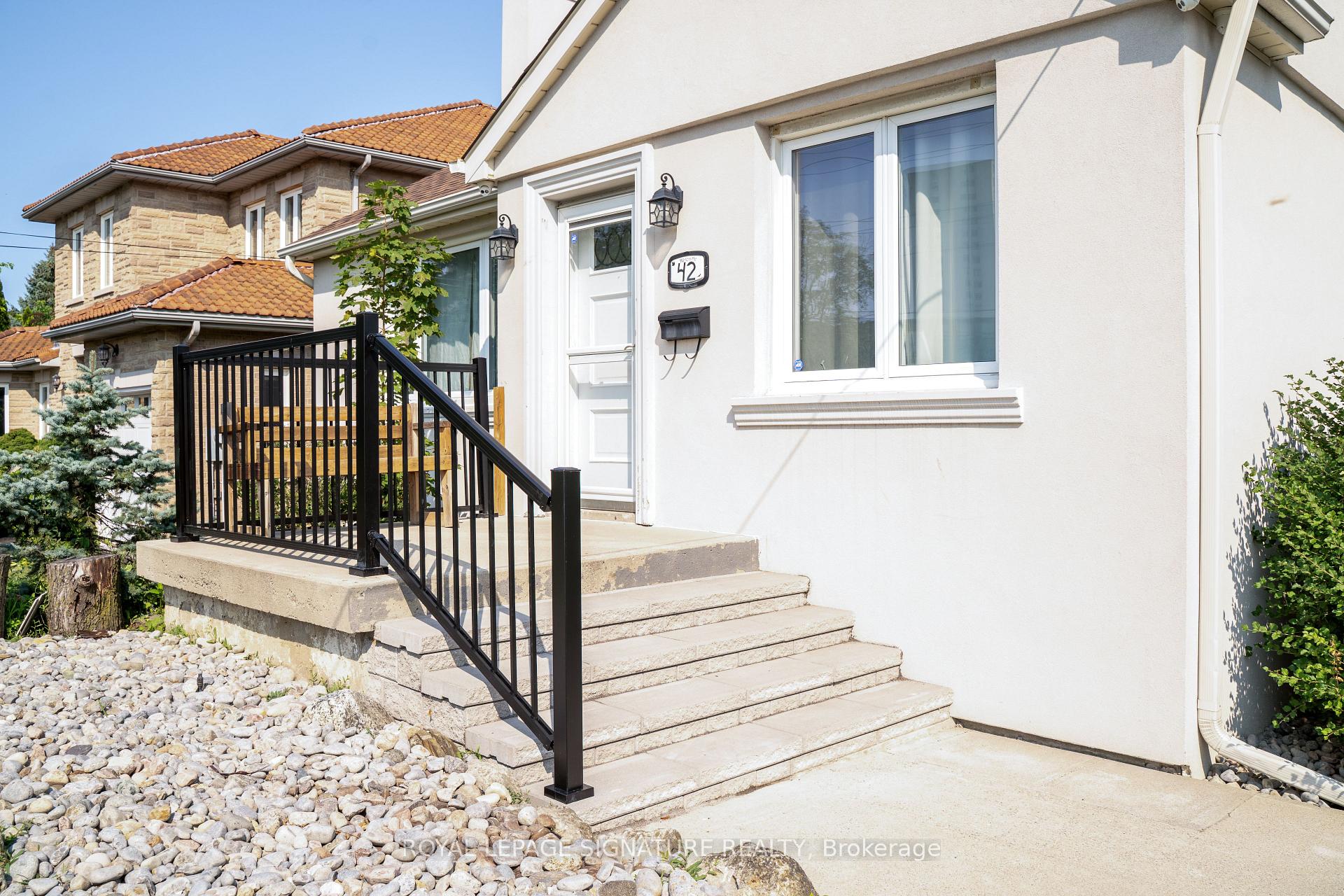 Photo 2 of 42 Kingsview Boulevard, Etobicoke, Kingsview Village-The Westway — HOMEH