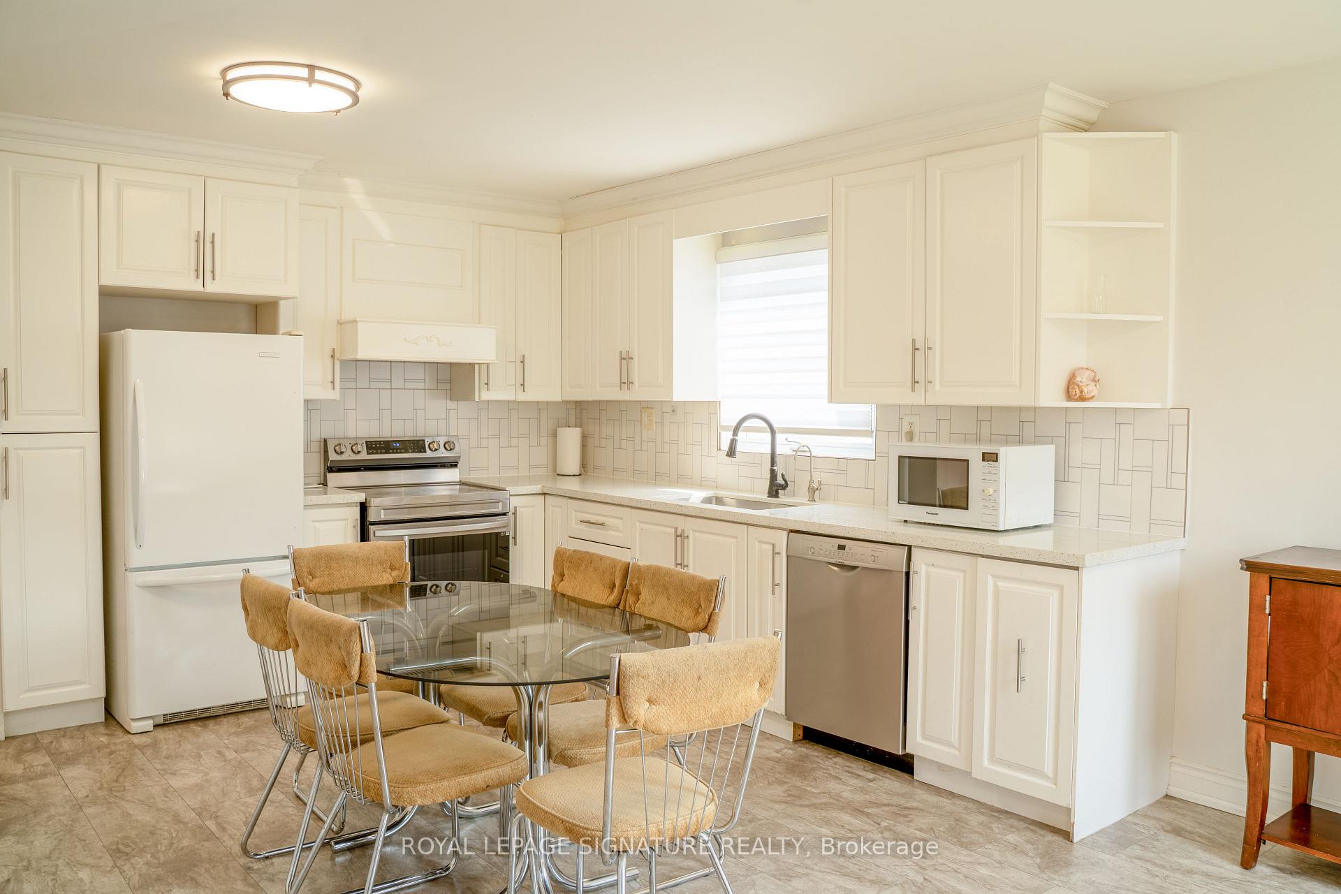 Photo 4 of 42 Kingsview Boulevard, Etobicoke, Kingsview Village-The Westway — HOMEH