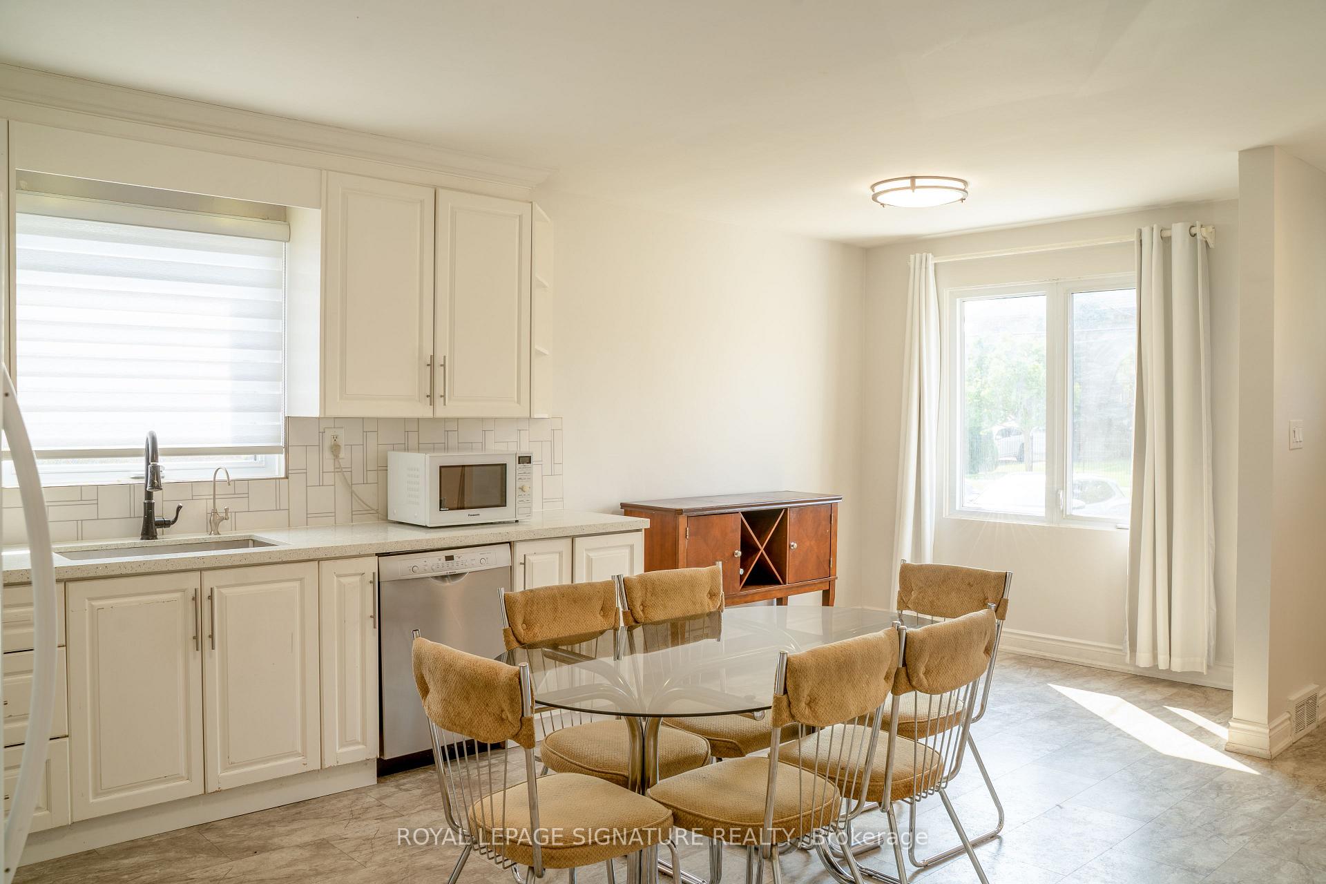 Photo 5 of 42 Kingsview Boulevard, Etobicoke, Kingsview Village-The Westway — HOMEH