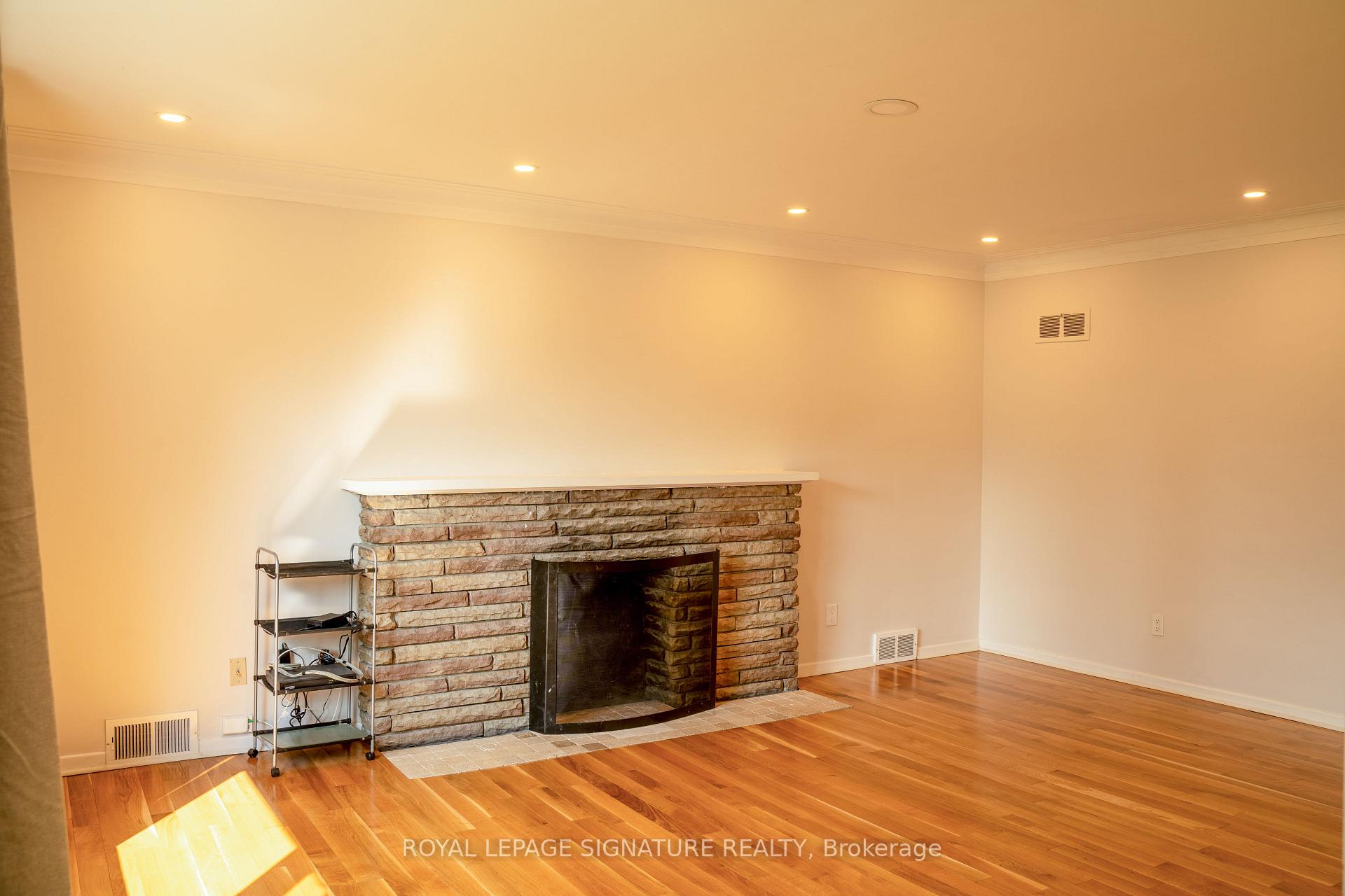 Photo 7 of 42 Kingsview Boulevard, Etobicoke, Kingsview Village-The Westway — HOMEH