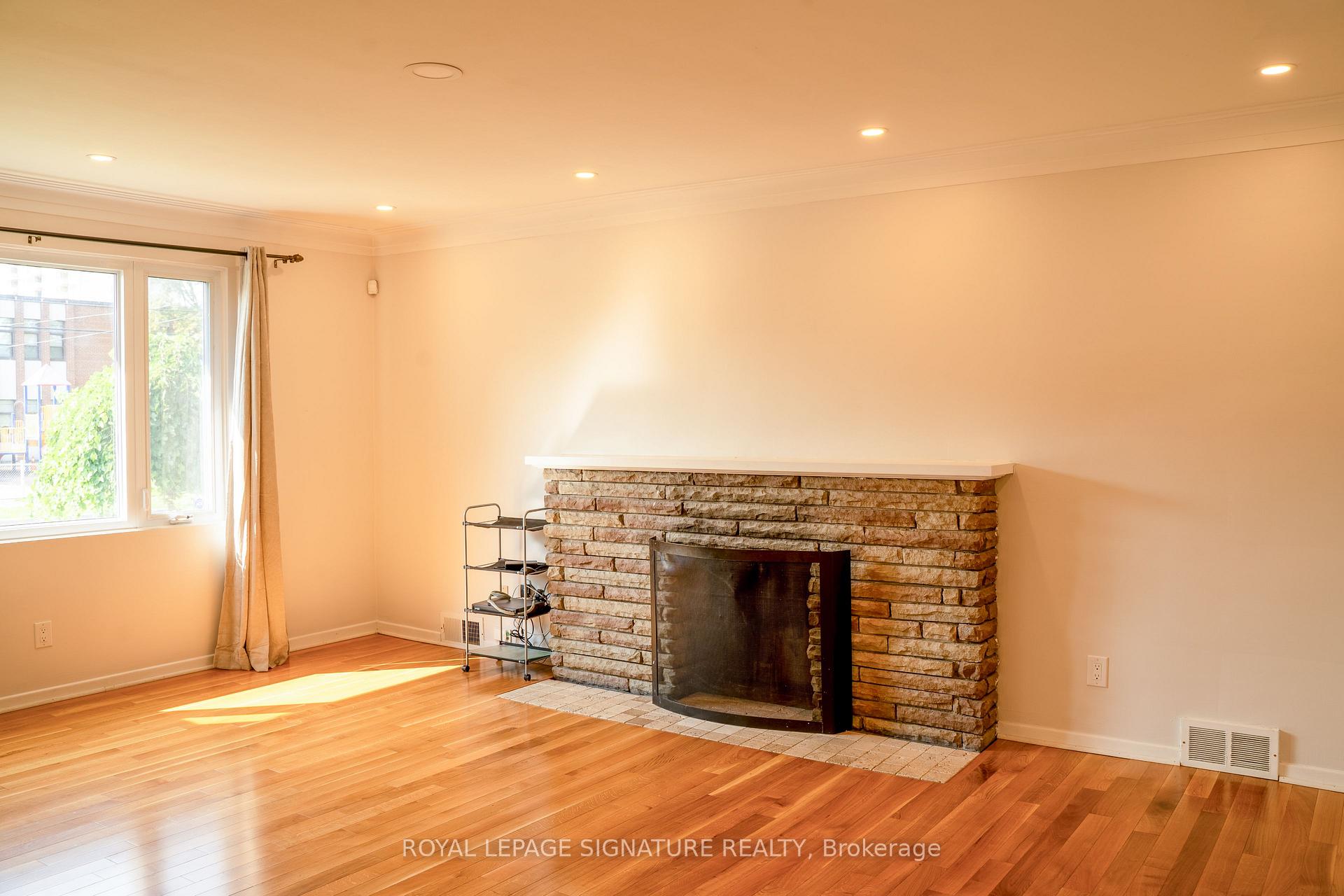 Photo 8 of 42 Kingsview Boulevard, Etobicoke, Kingsview Village-The Westway — HOMEH
