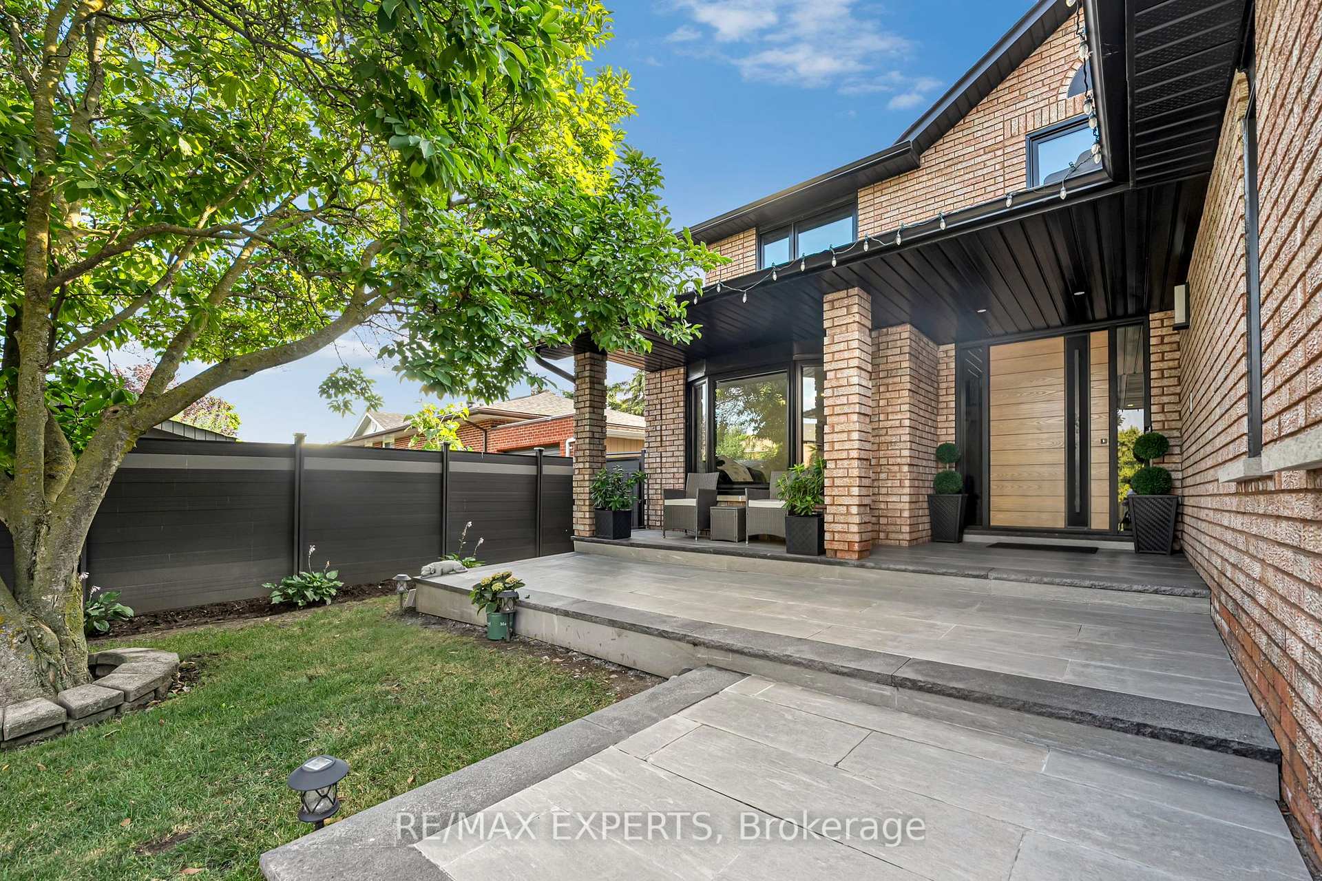 Photo 2 of 212 Bordeaux Drive, Vaughan, East Woodbridge — HOMEH