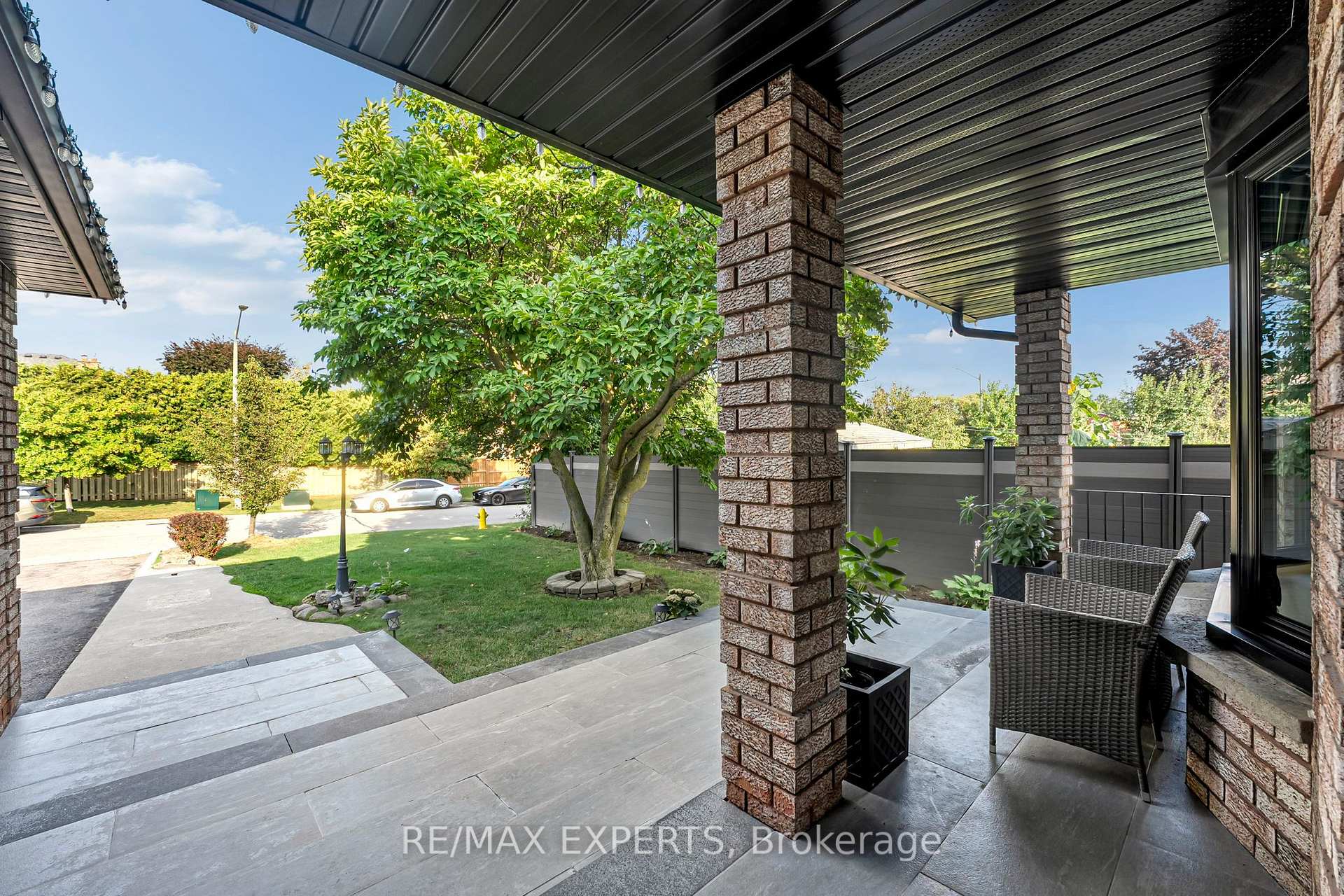 Photo 3 of 212 Bordeaux Drive, Vaughan, East Woodbridge — HOMEH