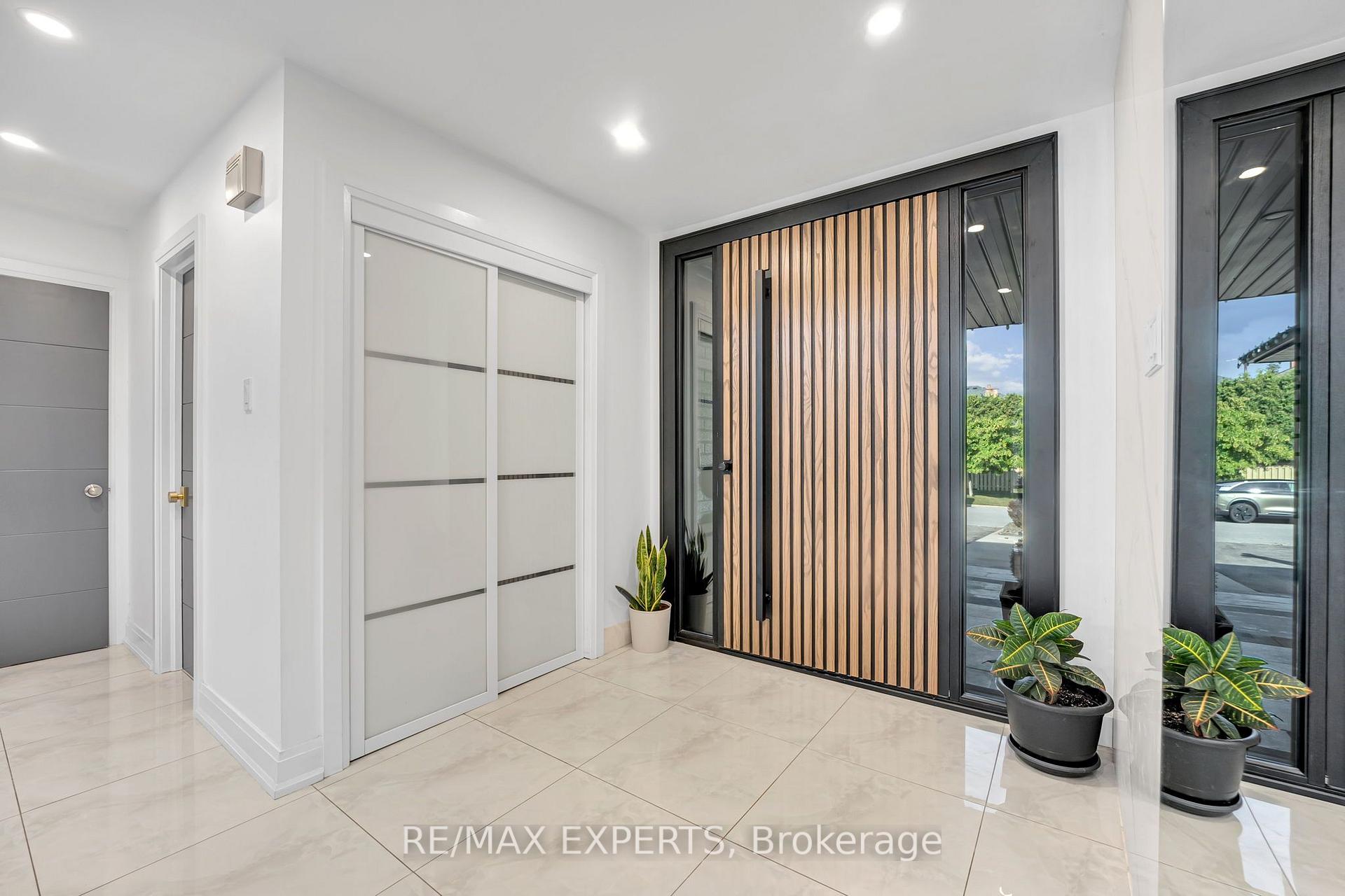 Photo 4 of 212 Bordeaux Drive, Vaughan, East Woodbridge — HOMEH
