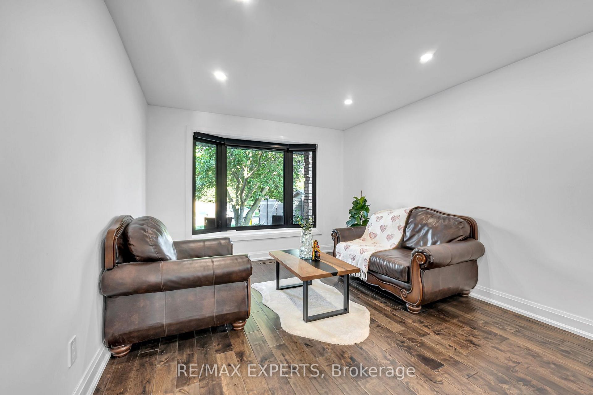 Photo 10 of 212 Bordeaux Drive, Vaughan, East Woodbridge — HOMEH