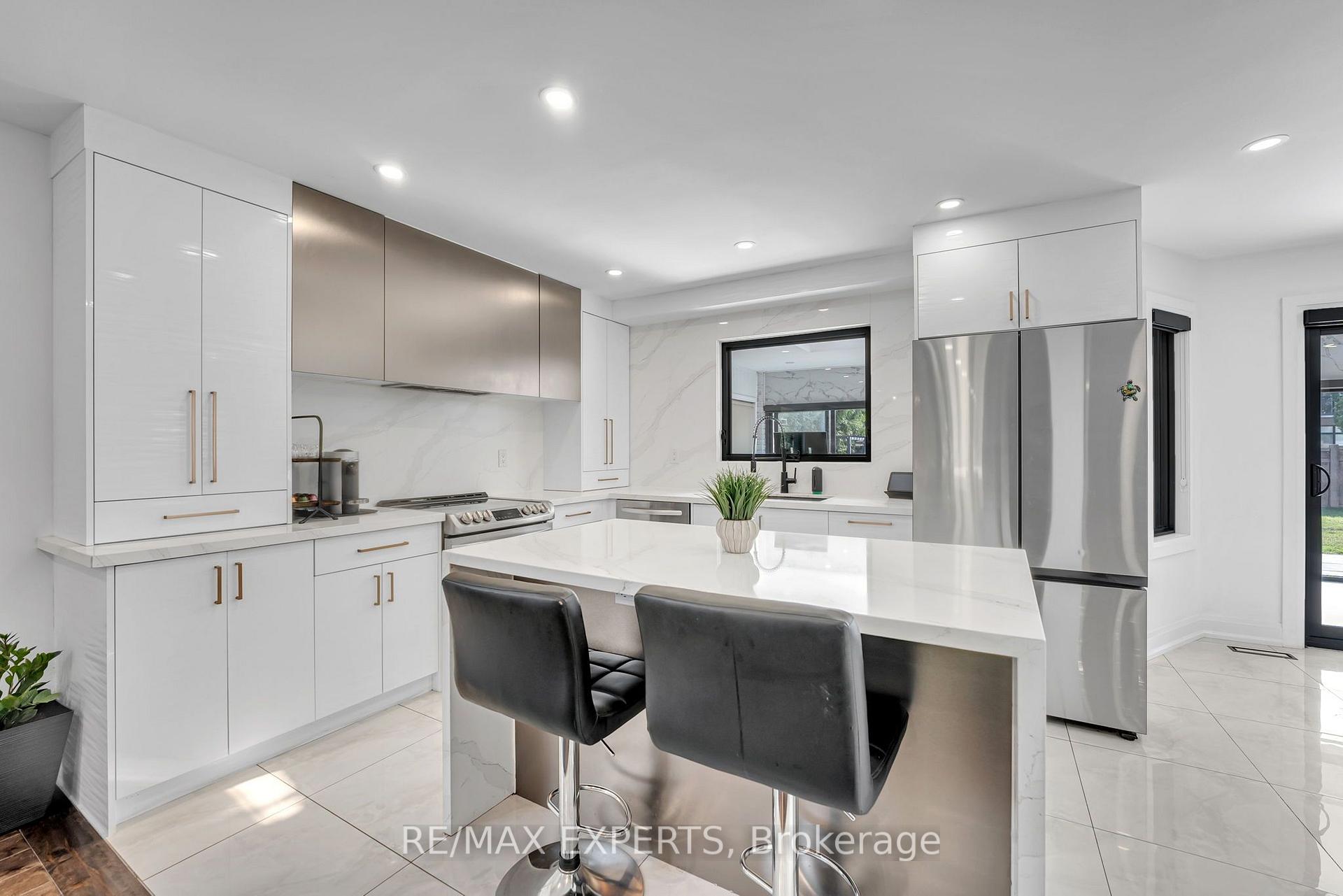 Photo 13 of 212 Bordeaux Drive, Vaughan, East Woodbridge — HOMEH