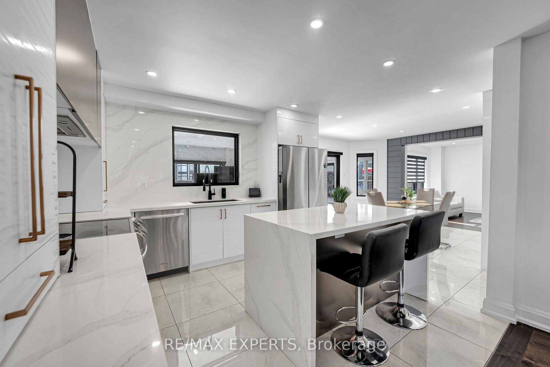 Photo 14 of 212 Bordeaux Drive, Vaughan, East Woodbridge — HOMEH
