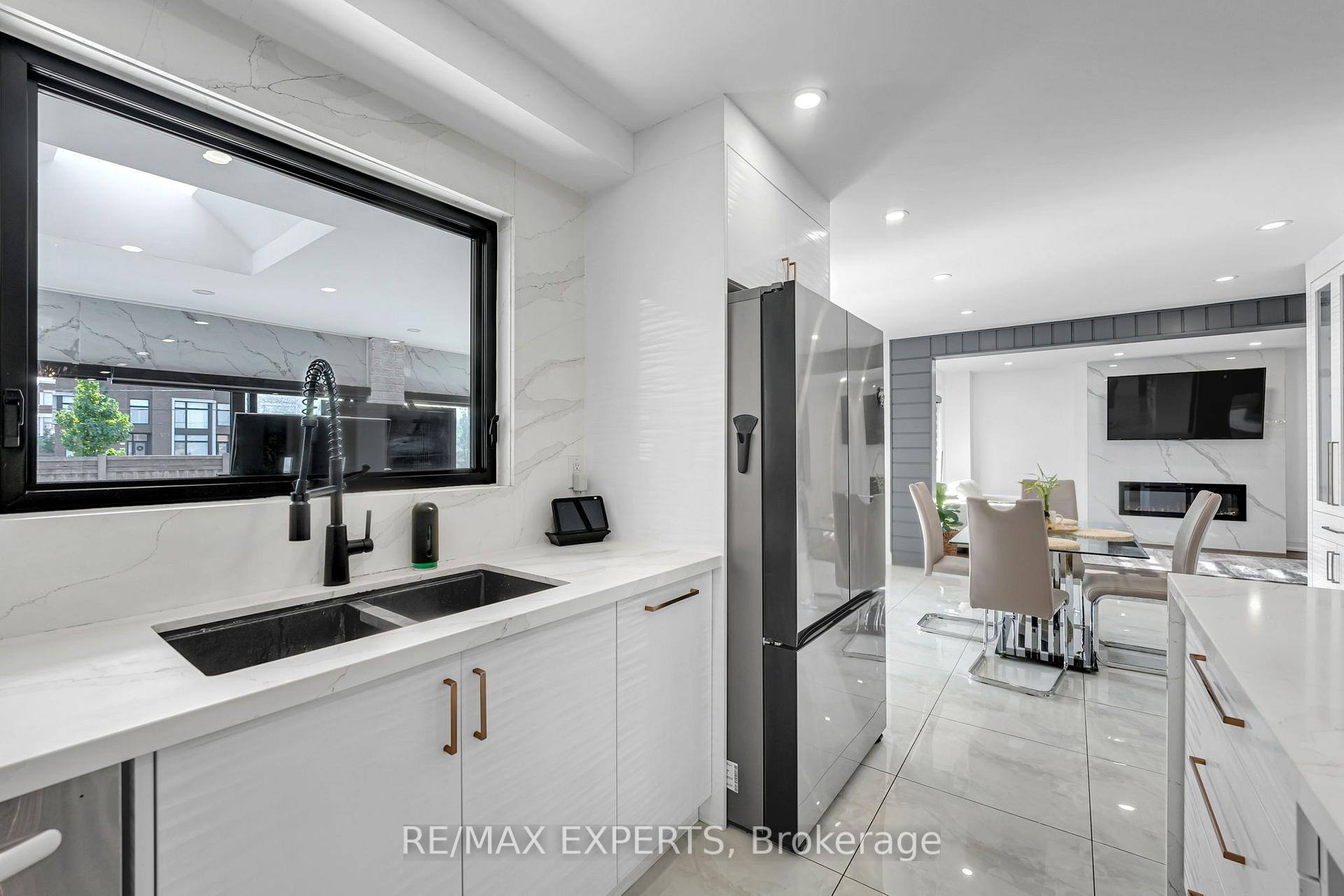 Photo 15 of 212 Bordeaux Drive, Vaughan, East Woodbridge — HOMEH