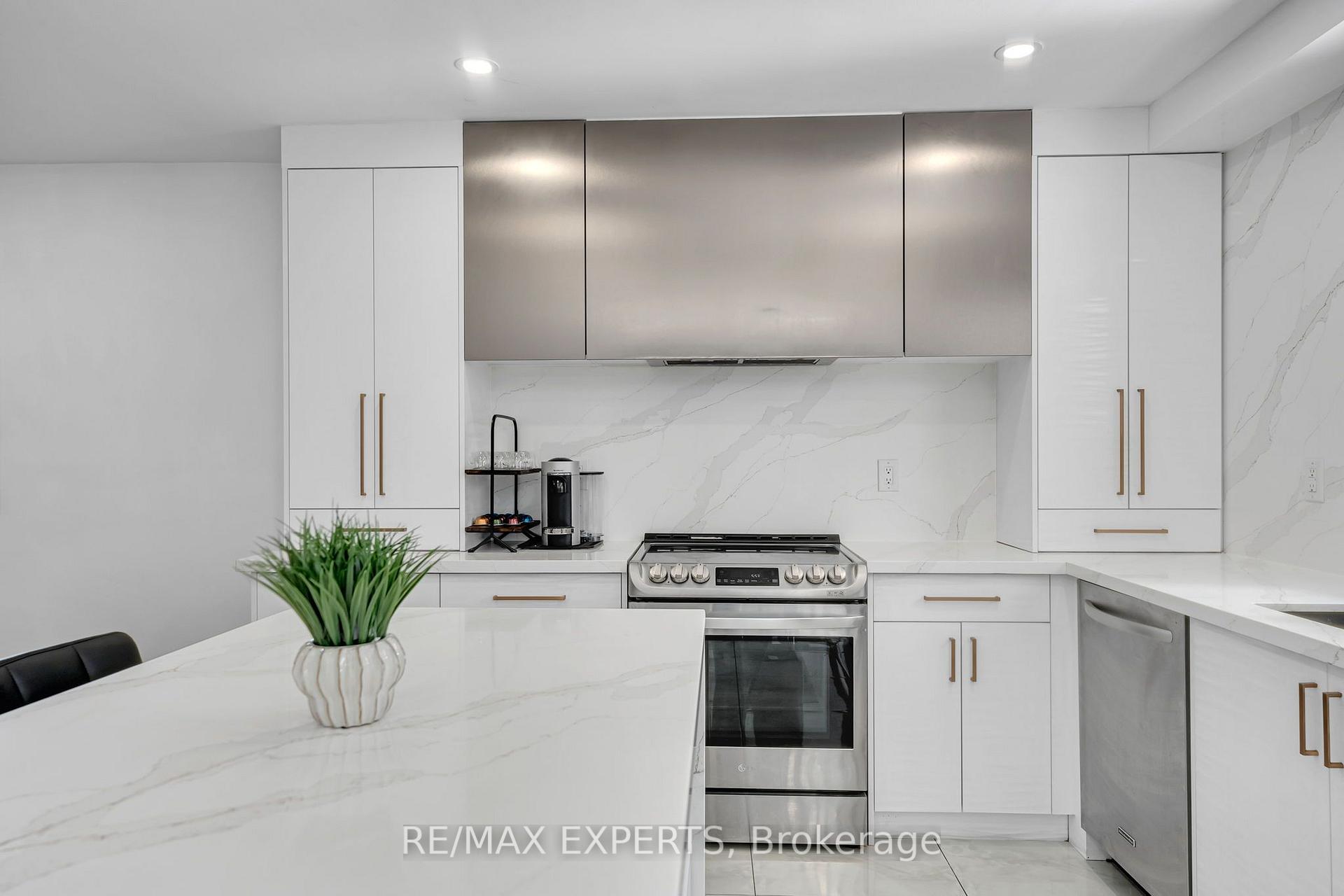 Photo 16 of 212 Bordeaux Drive, Vaughan, East Woodbridge — HOMEH
