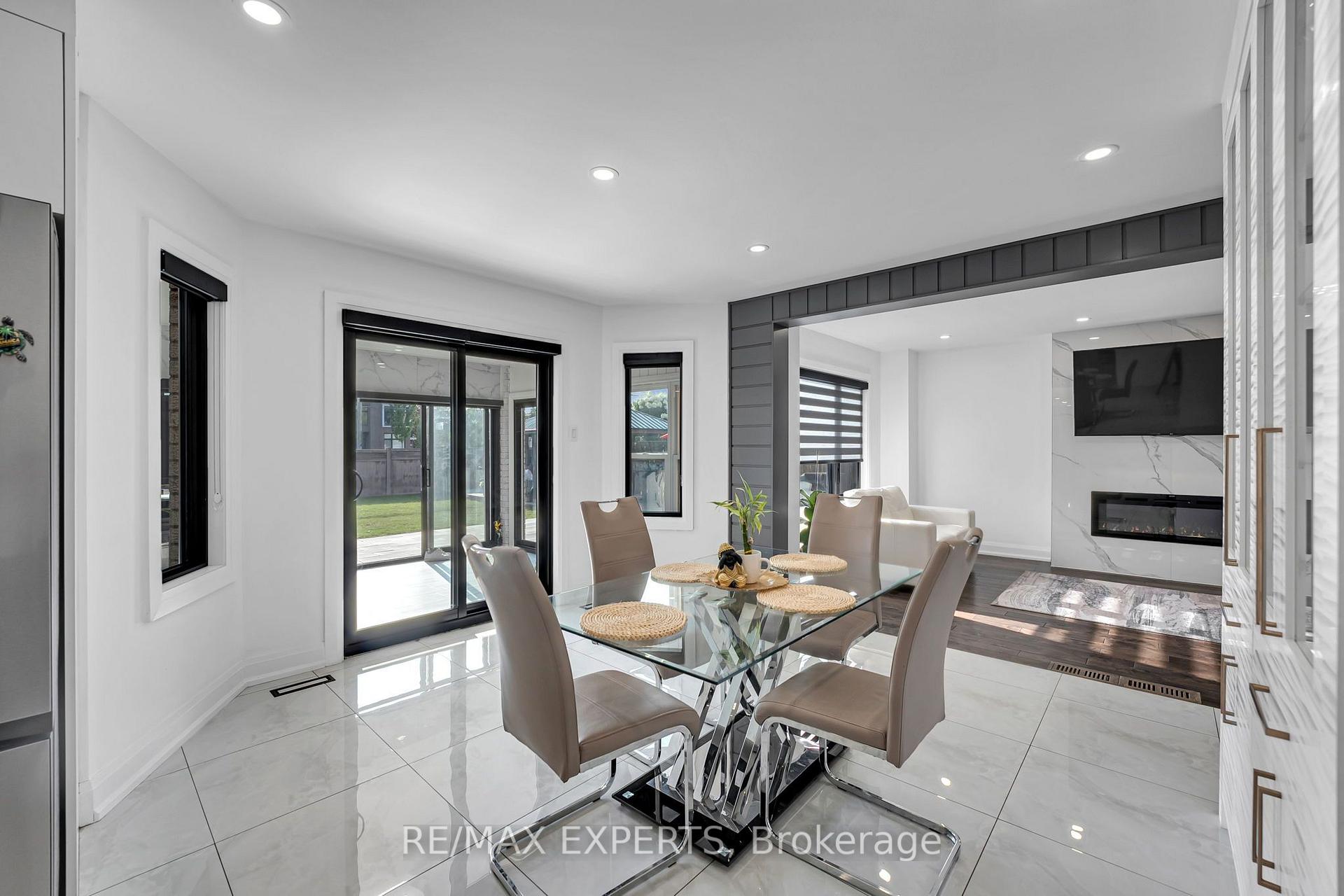 Photo 17 of 212 Bordeaux Drive, Vaughan, East Woodbridge — HOMEH