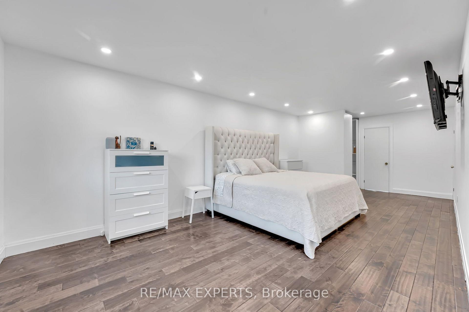 Photo 35 of 212 Bordeaux Drive, Vaughan, East Woodbridge — HOMEH