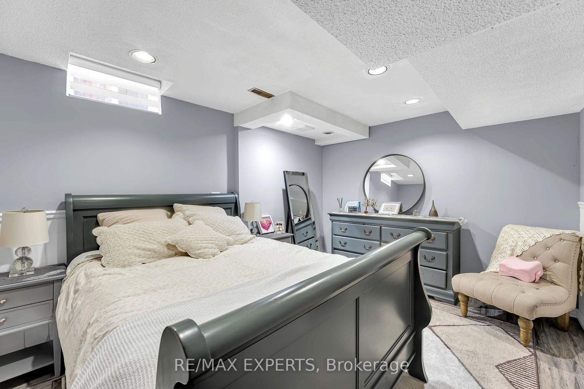 Photo 43 of 212 Bordeaux Drive, Vaughan, East Woodbridge — HOMEH
