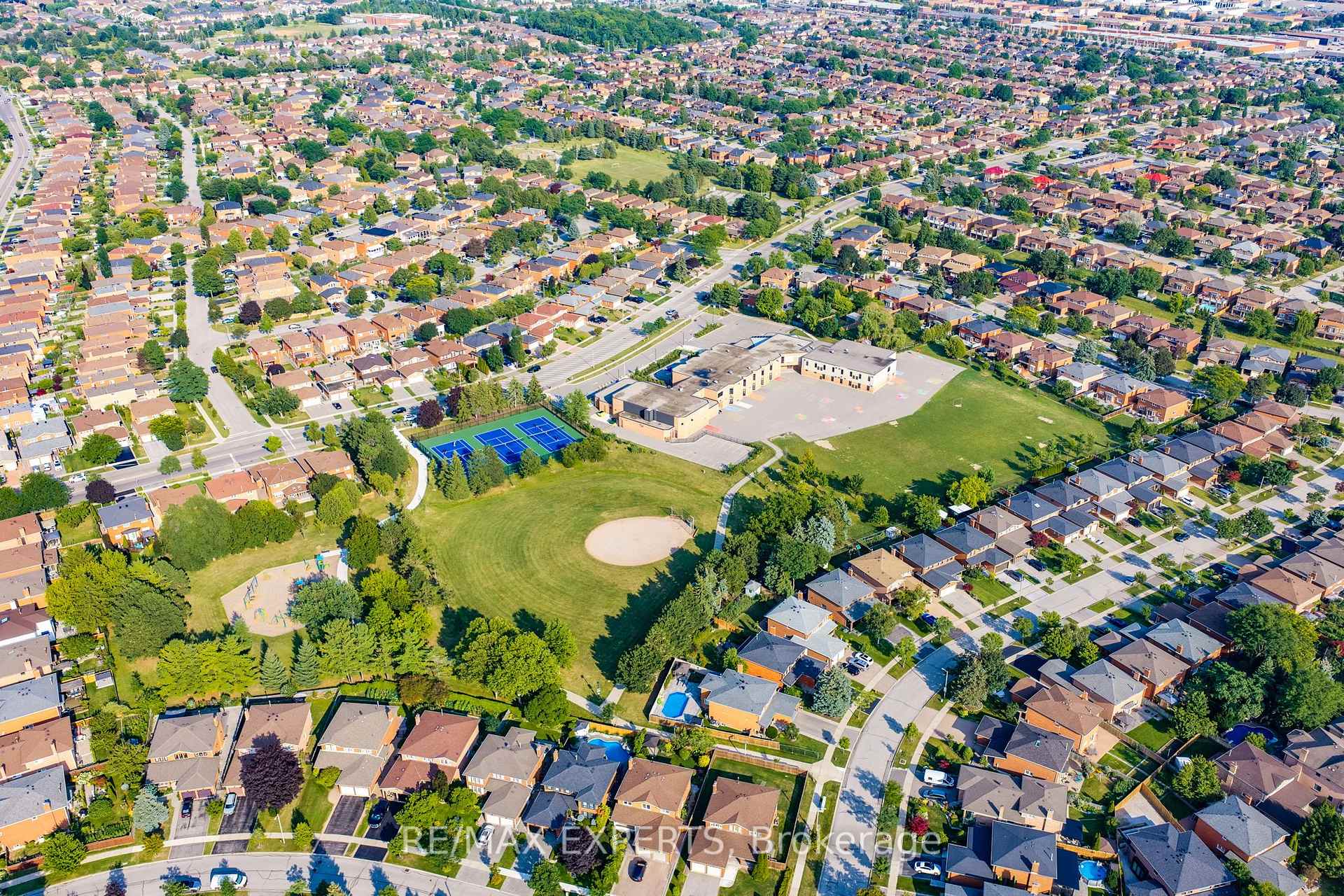 Photo 48 of 212 Bordeaux Drive, Vaughan, East Woodbridge — HOMEH