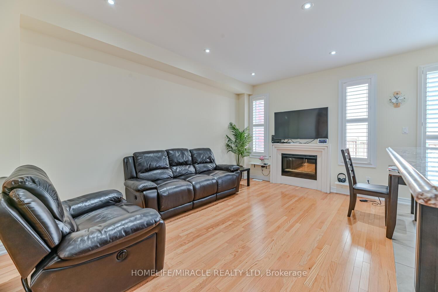 Photo 3 of 105 Sky Harbour Drive, Brampton, Bram West — HOMEH