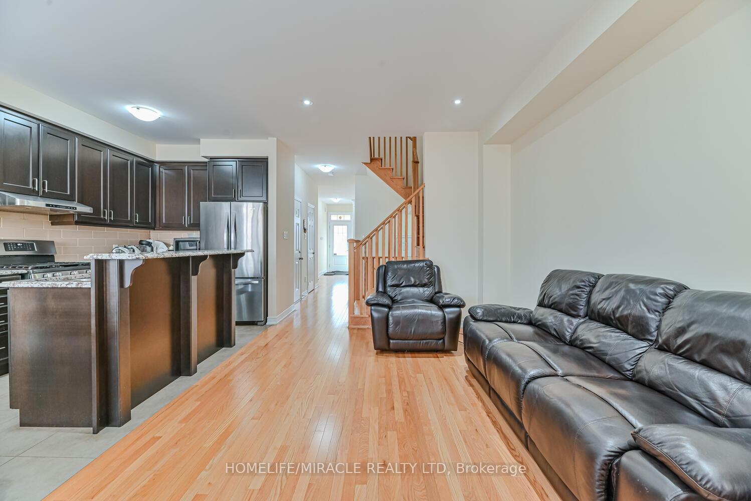 Photo 4 of 105 Sky Harbour Drive, Brampton, Bram West — HOMEH